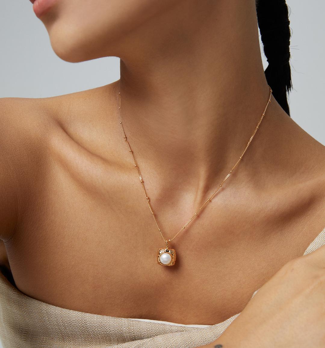 Lustre Elegance Pendant Necklace