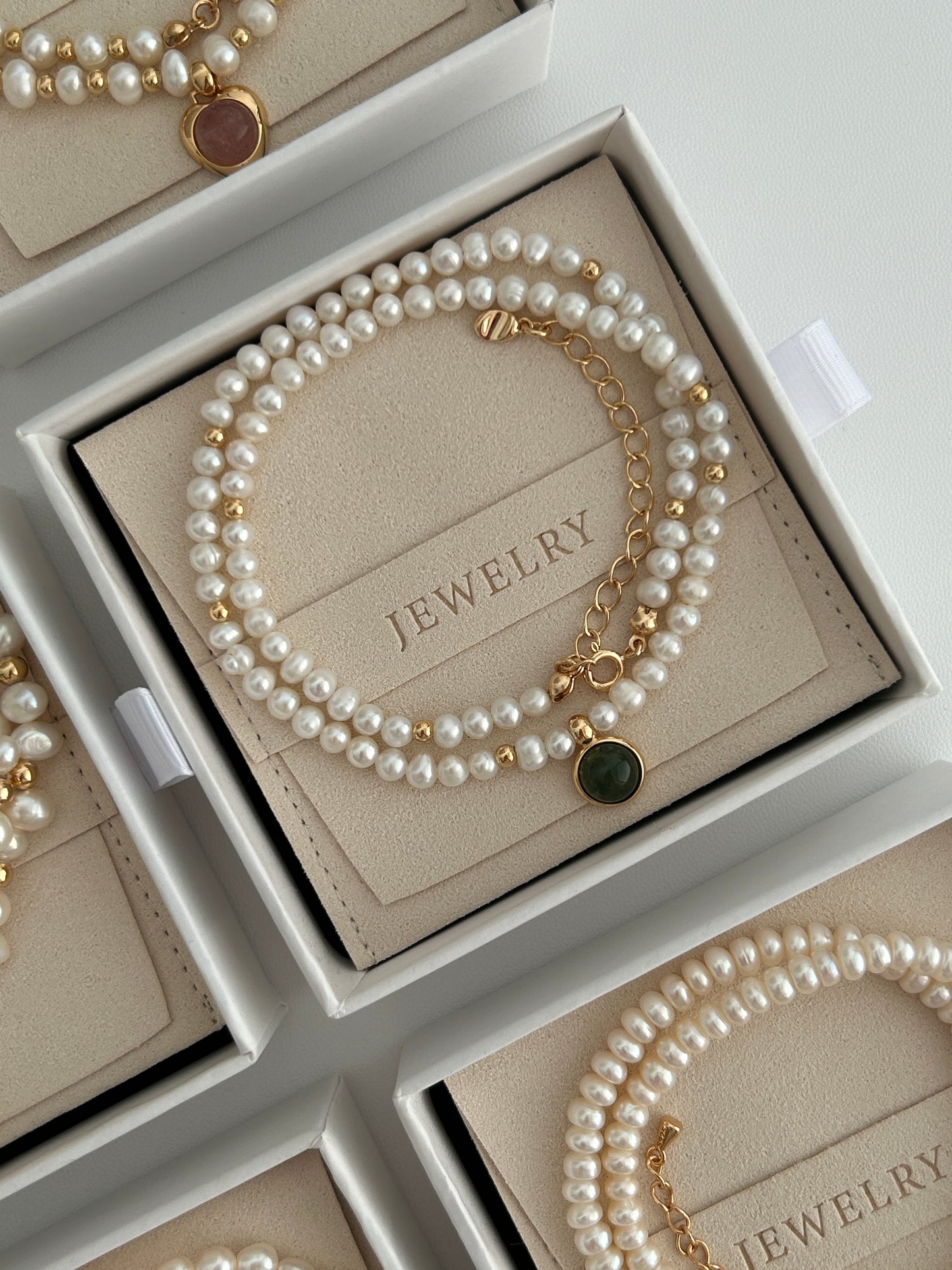 Pearl necklace with moss agate pendant