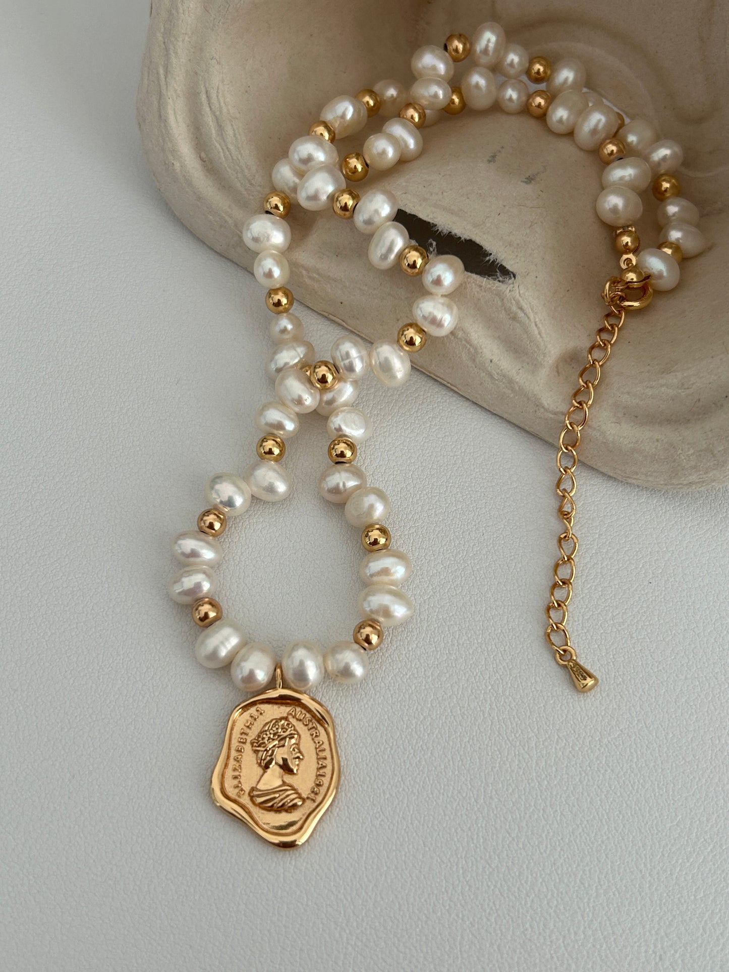 Pearl Necklace Queen