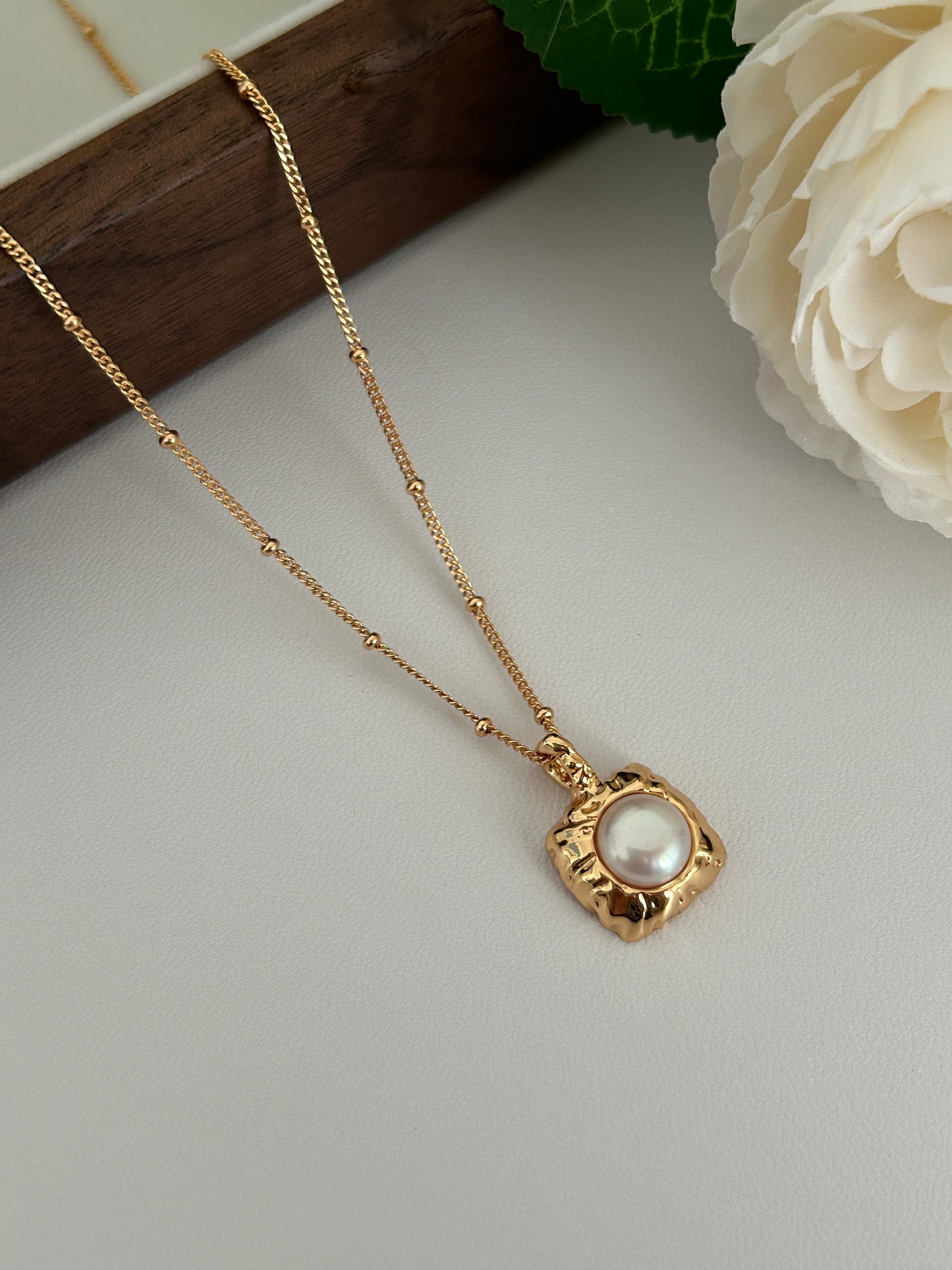 Lustre Elegance Pendant Necklace