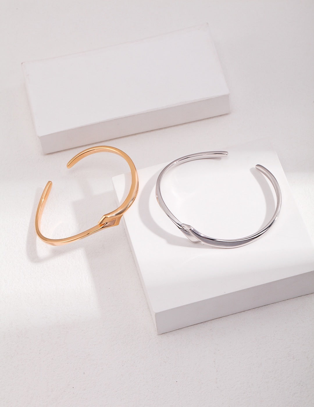 Minimalist bangle