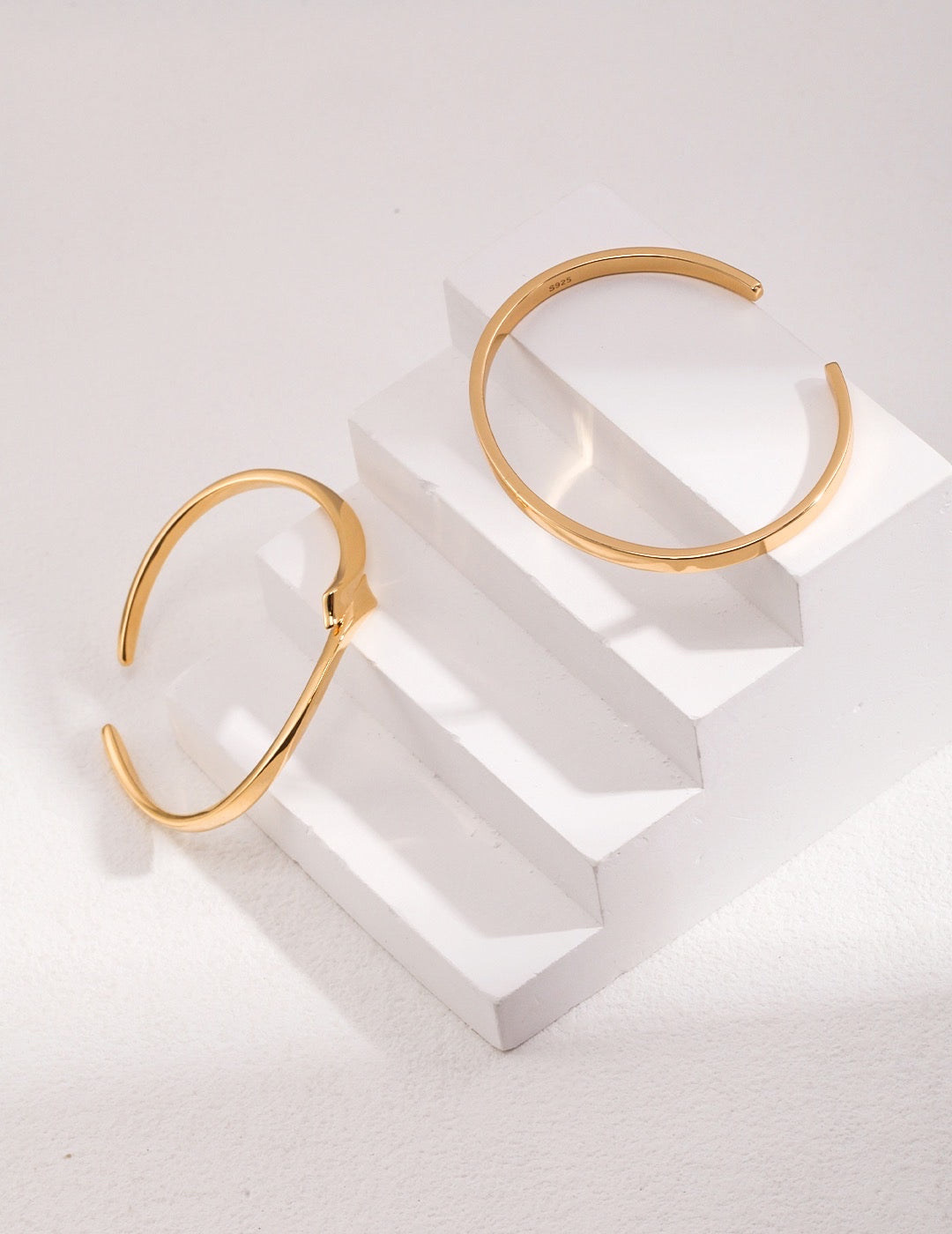 Minimalist bangle