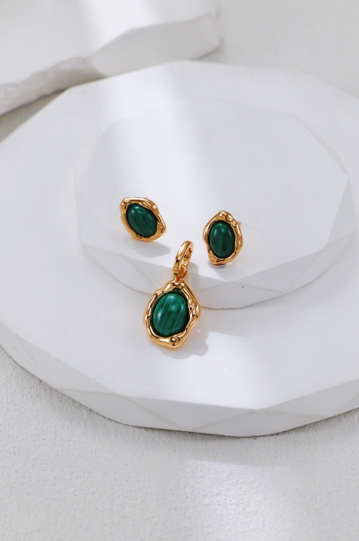 Malachite/White Magnesite Studs