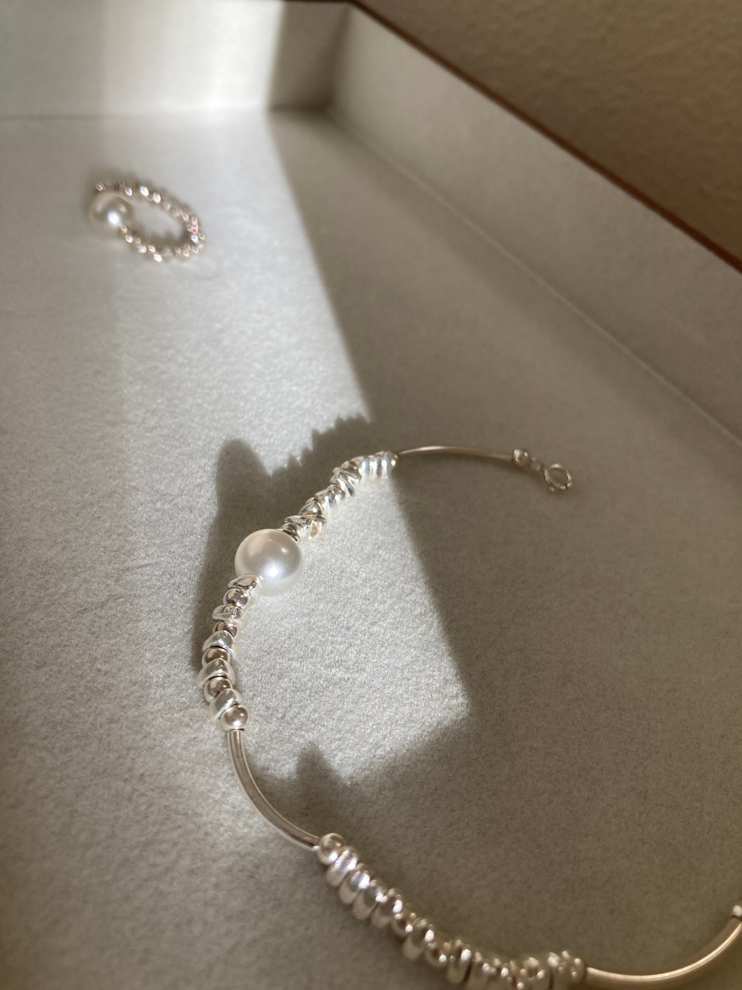 Pearl and silver chip bracelet