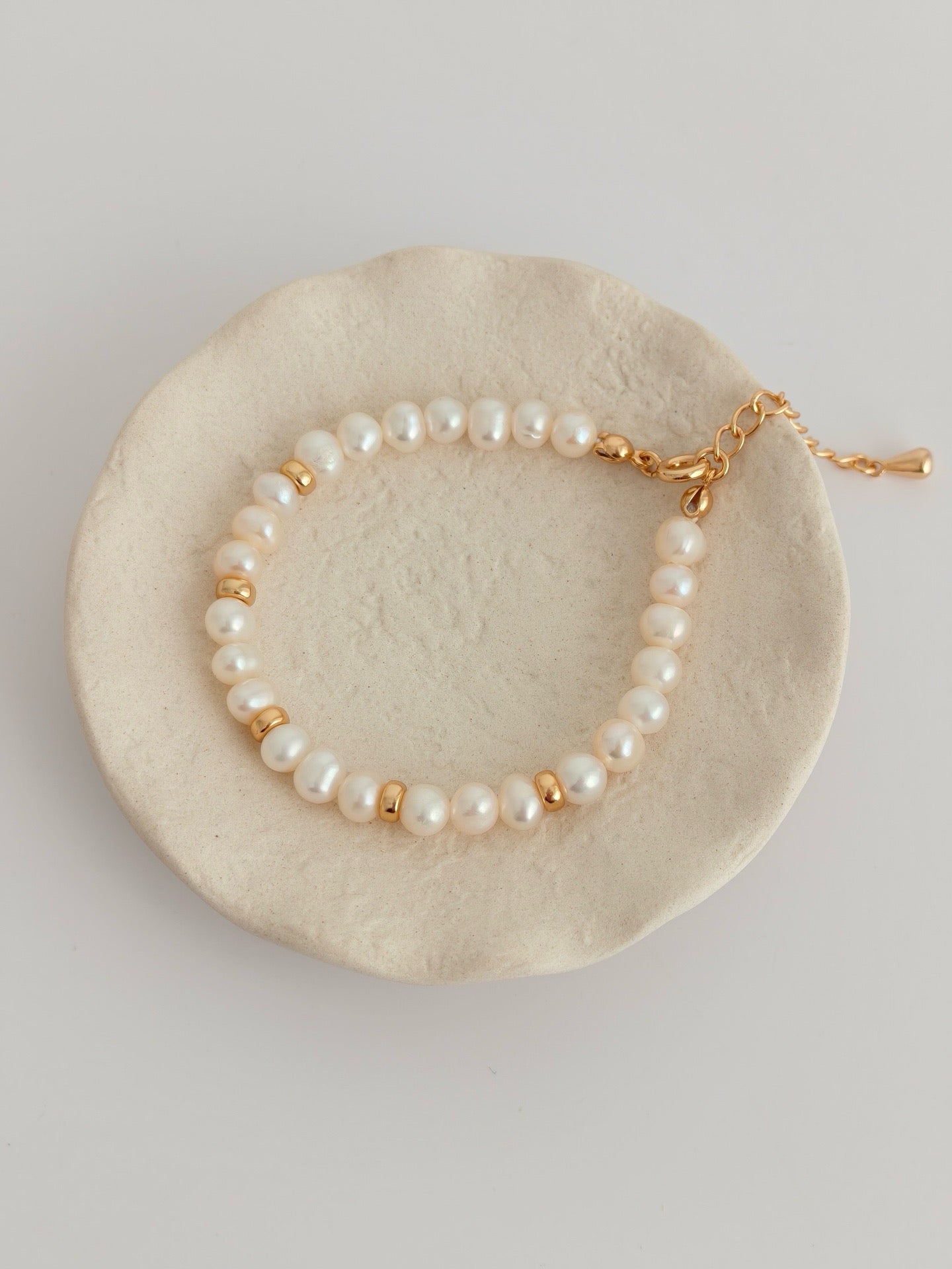 White Seashell Pendant Pearl Necklace and Bracelet