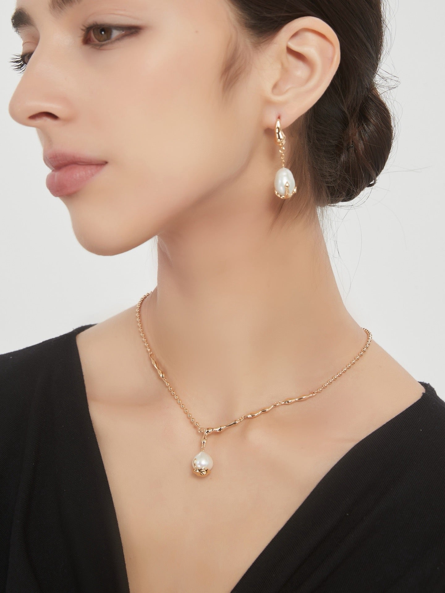 Full Moon Pearl Necklace