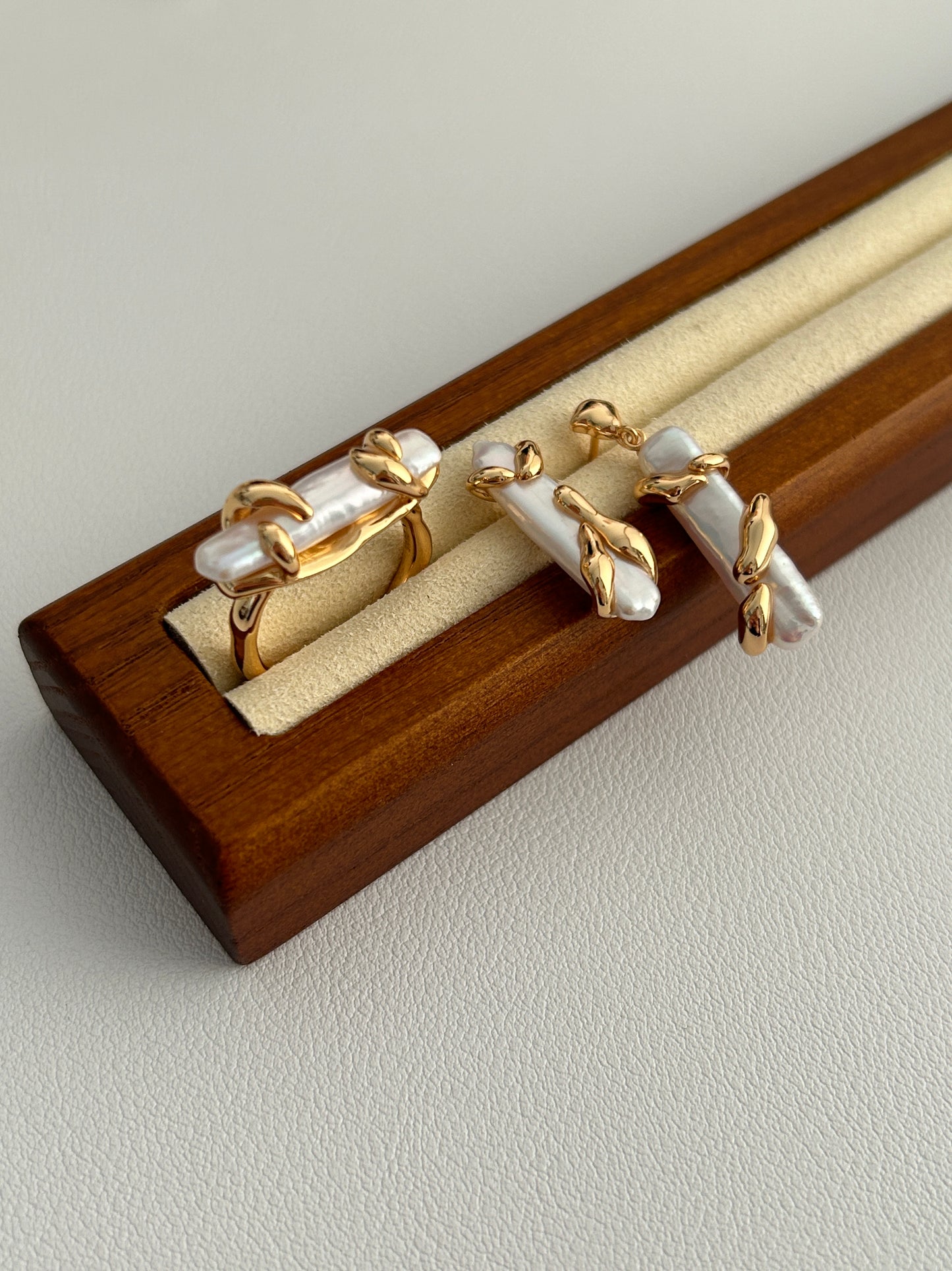 Baroque Gold Embrace Pearl Set