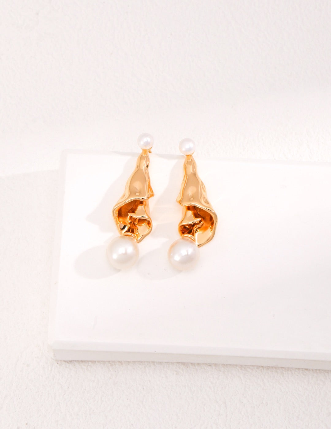 Little trumpet pearl earrings