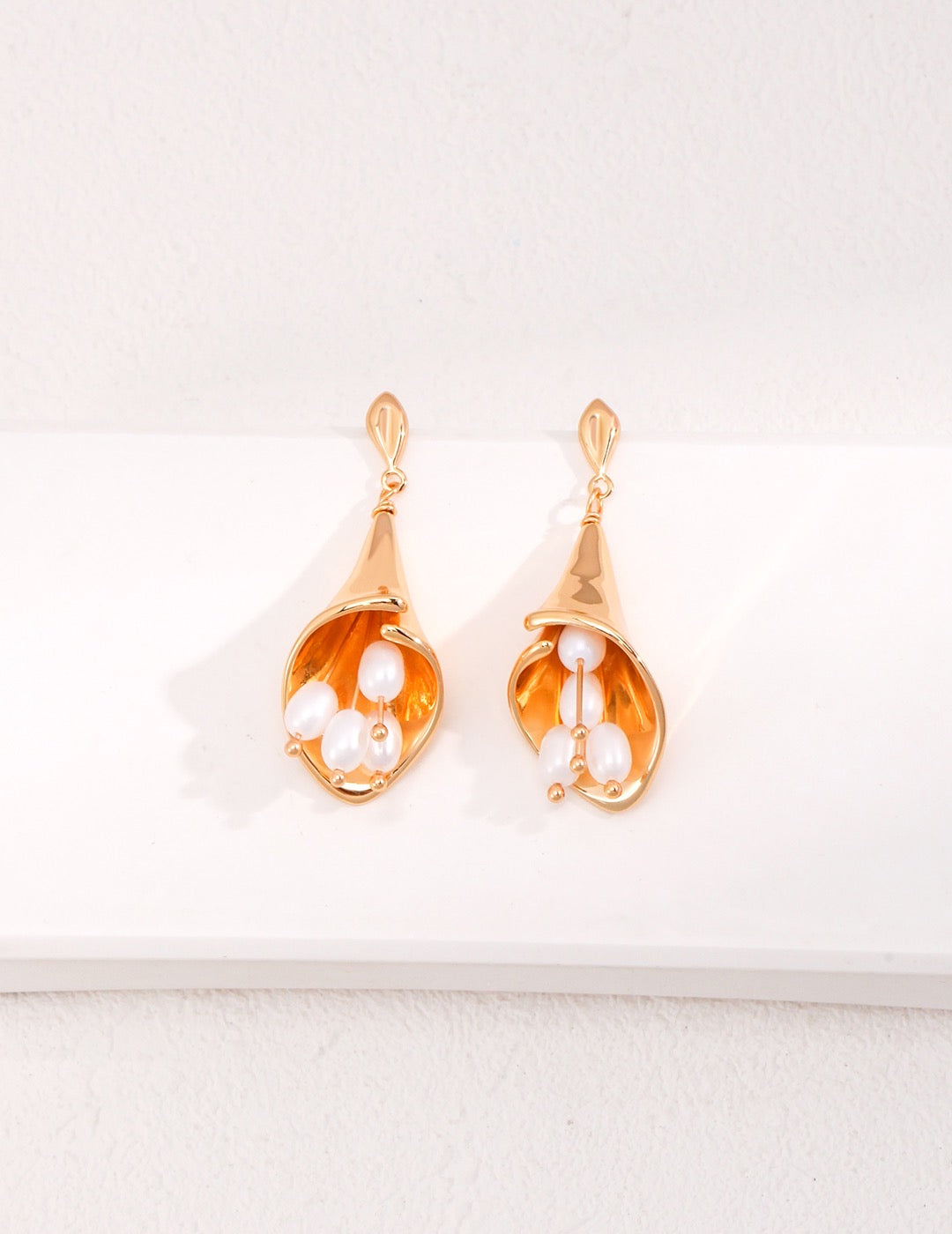 Gala lily pearl earrings