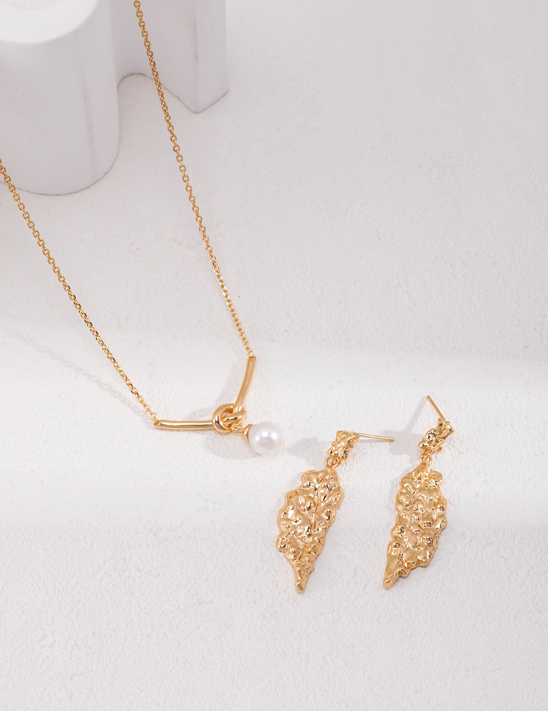 Lucky Knot Pearl Necklace