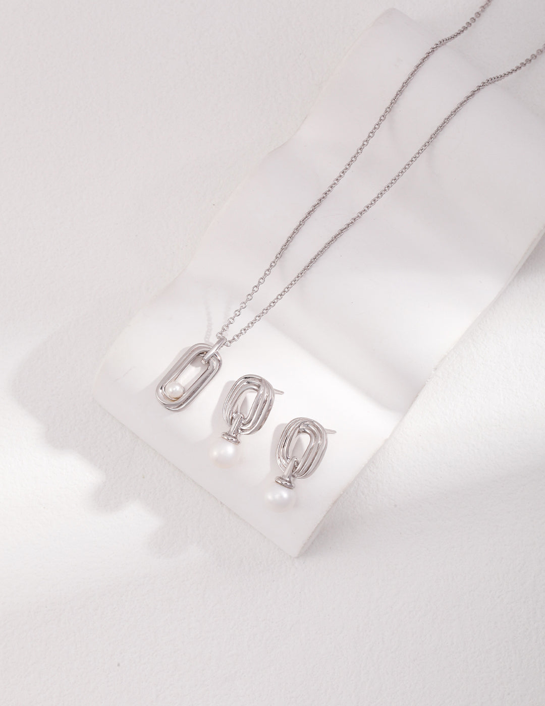 Olivia Pearl Earrings