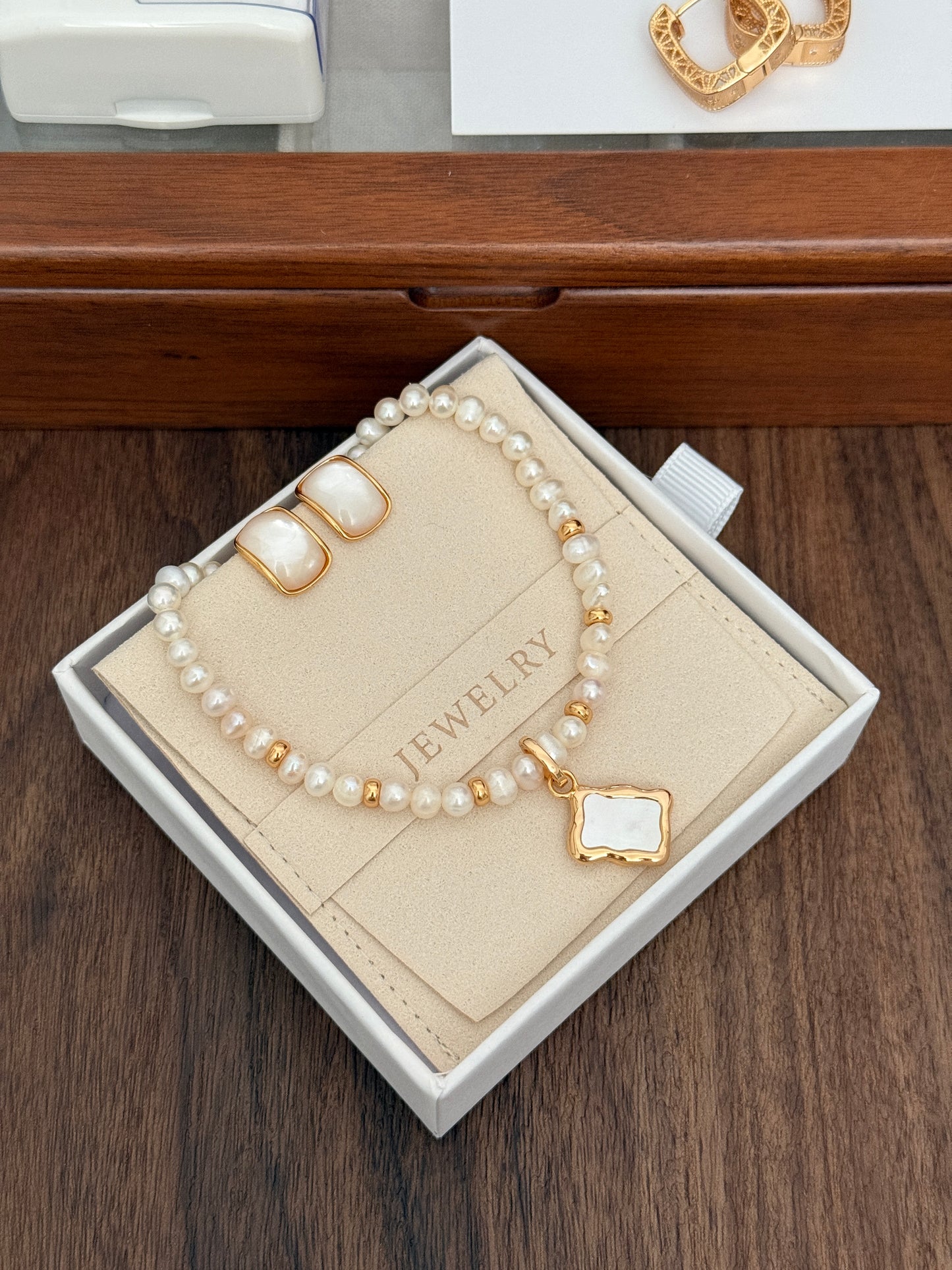 White Seashell Pendant Pearl Necklace