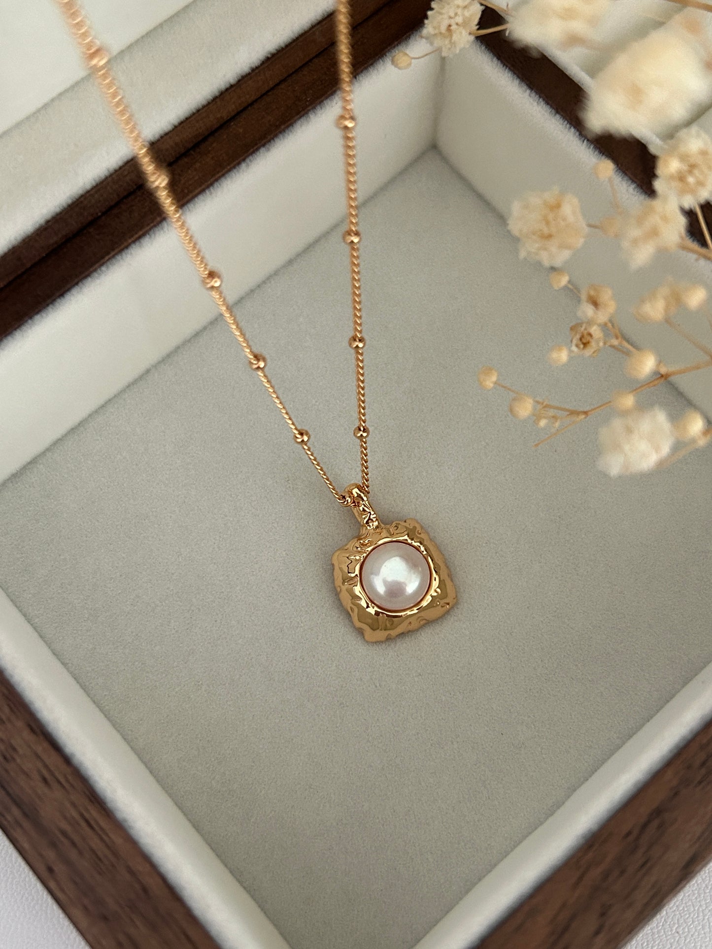 Lustre Elegance Pendant Necklace
