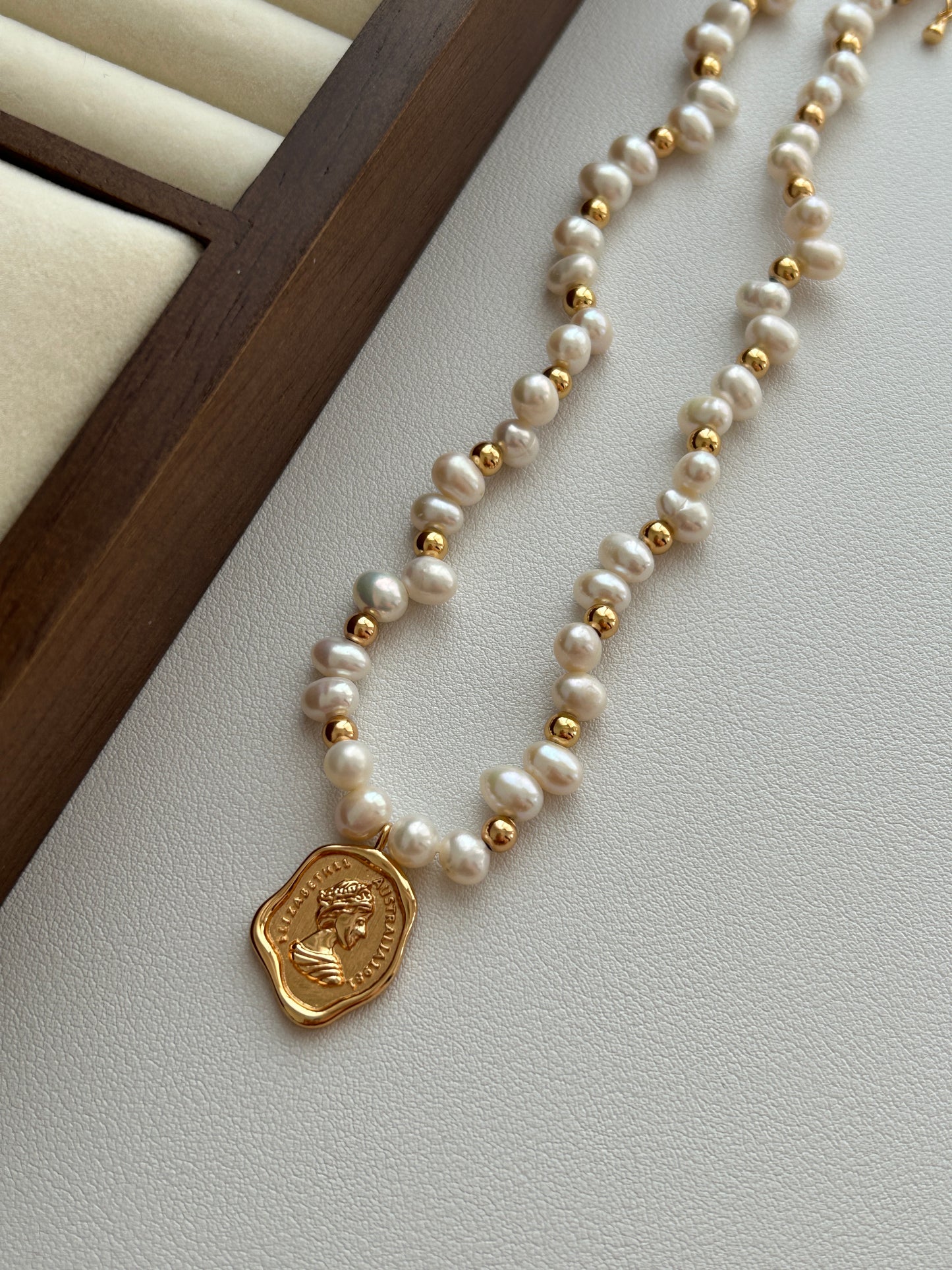 Pearl Necklace Queen