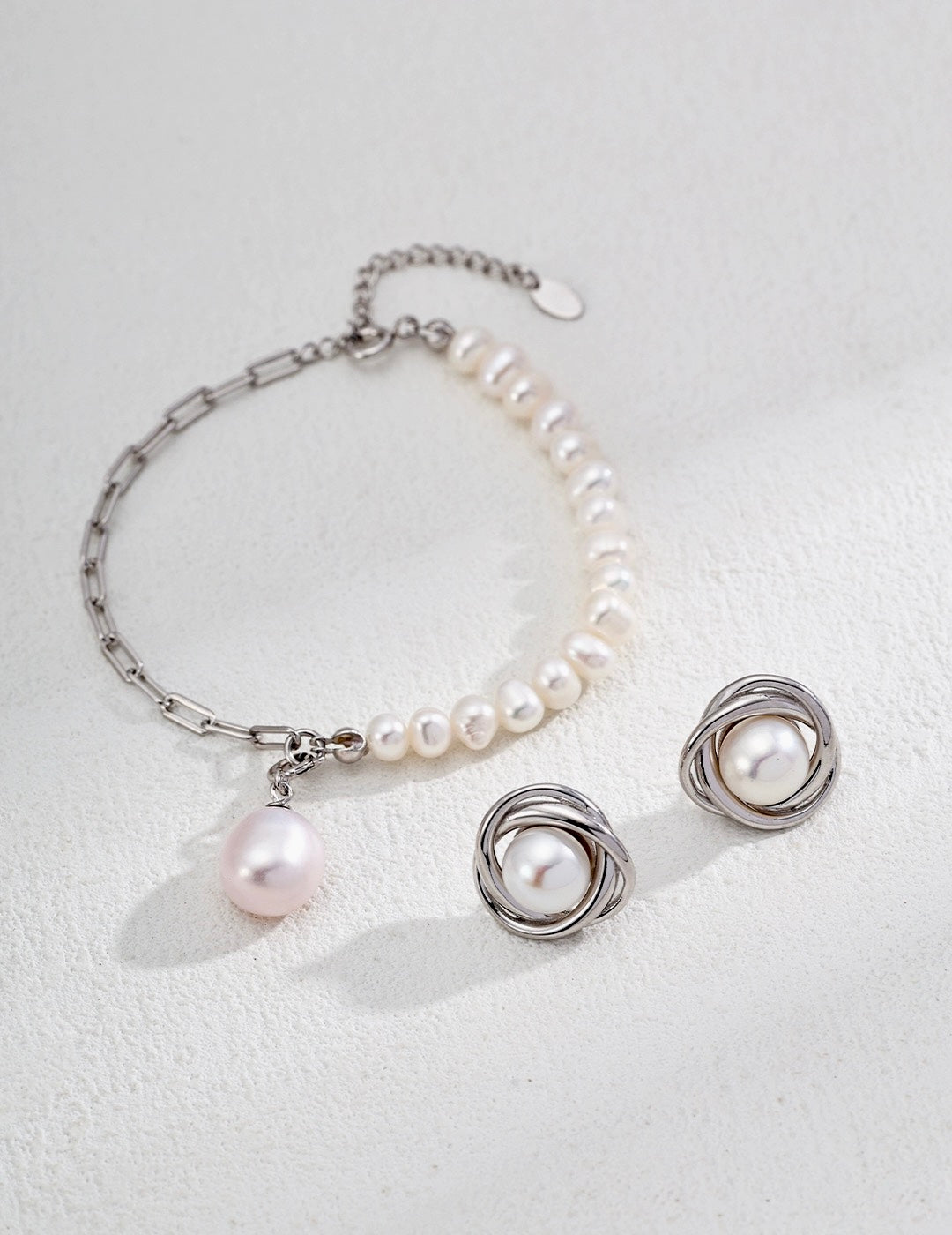 Pearl and chain bracelet