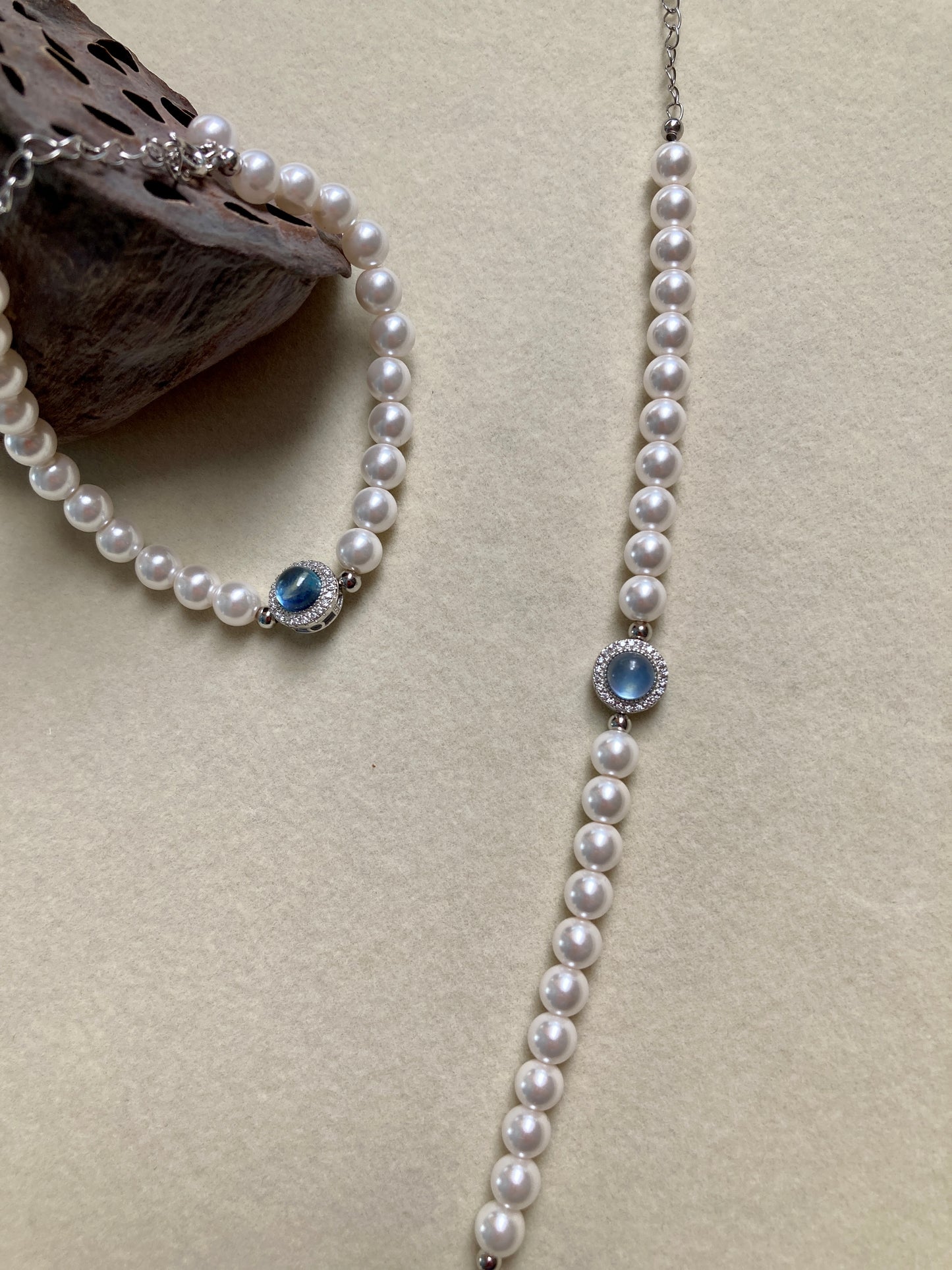 Pearl bracelet with blue gemstone