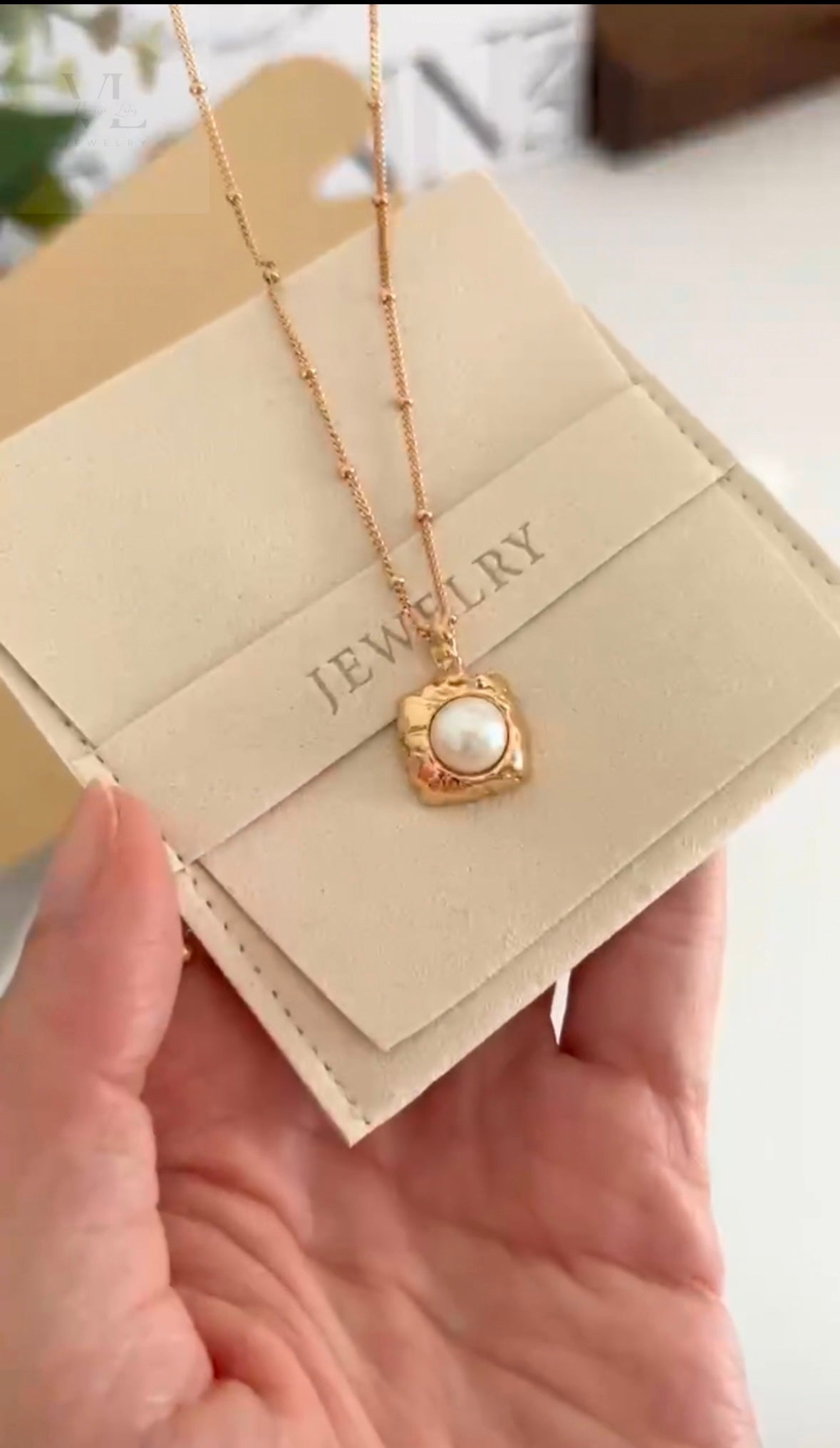 Lustre Elegance Pendant Necklace