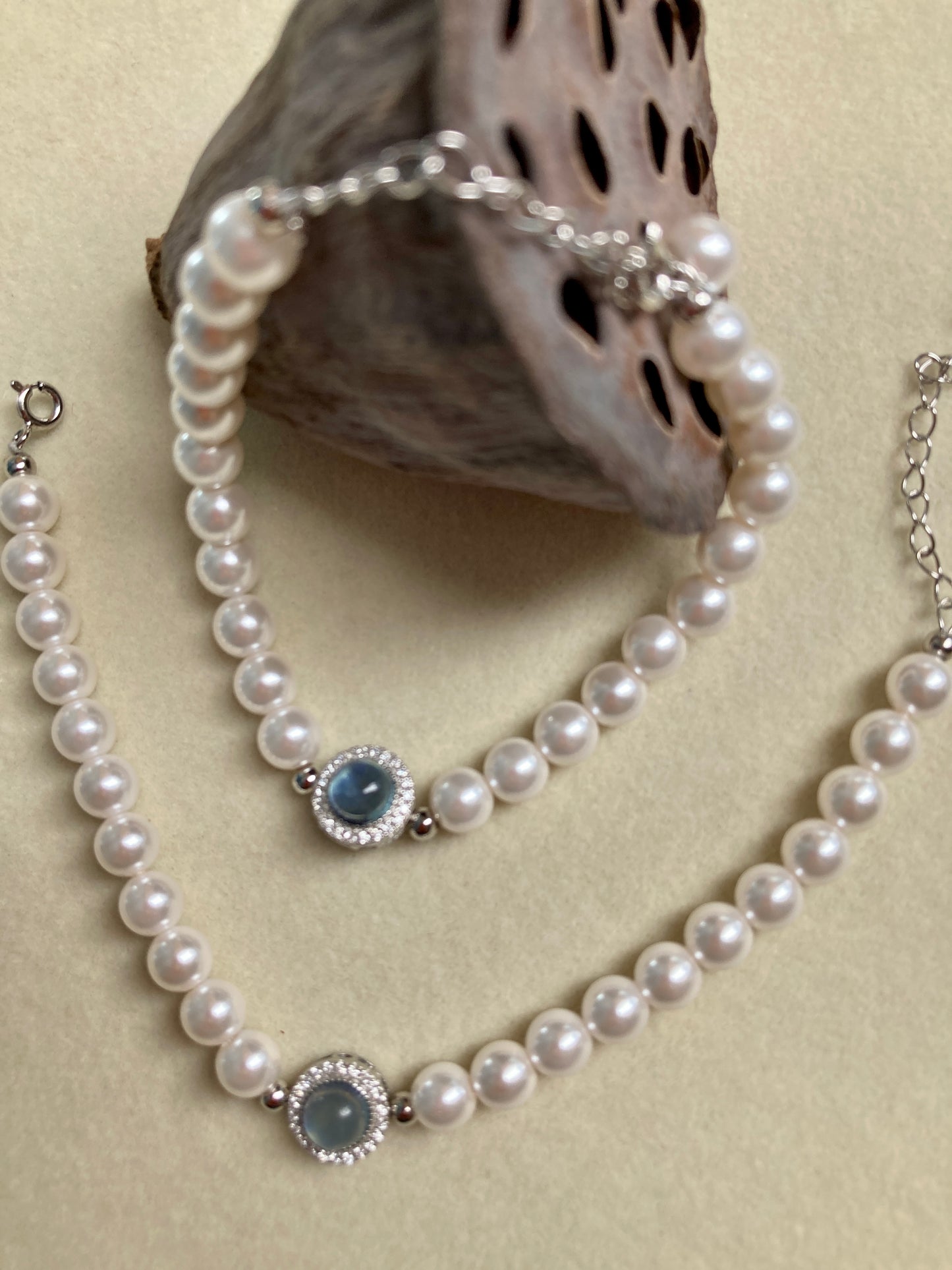 Pearl bracelet with blue gemstone