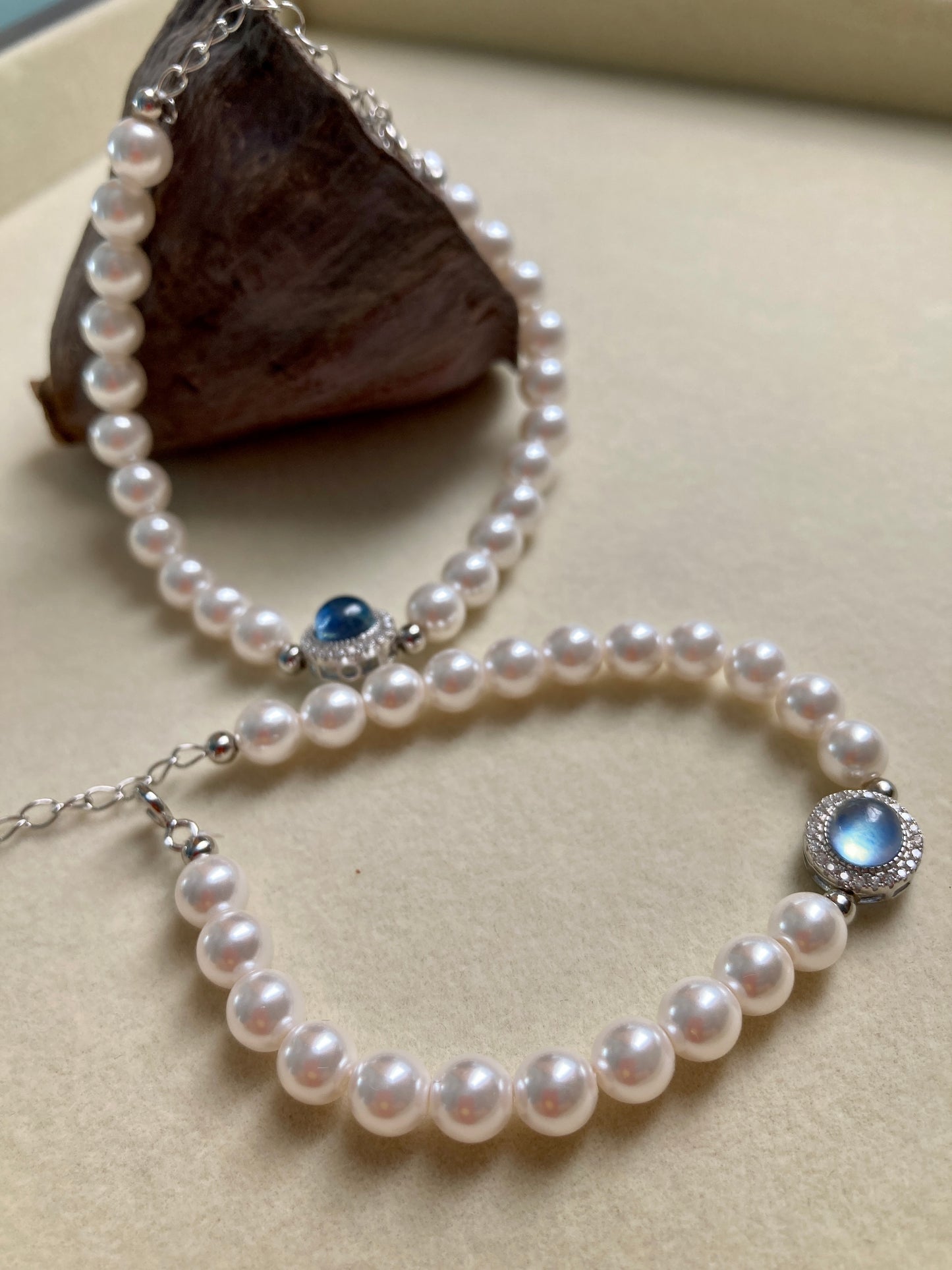 Pearl bracelet with blue gemstone