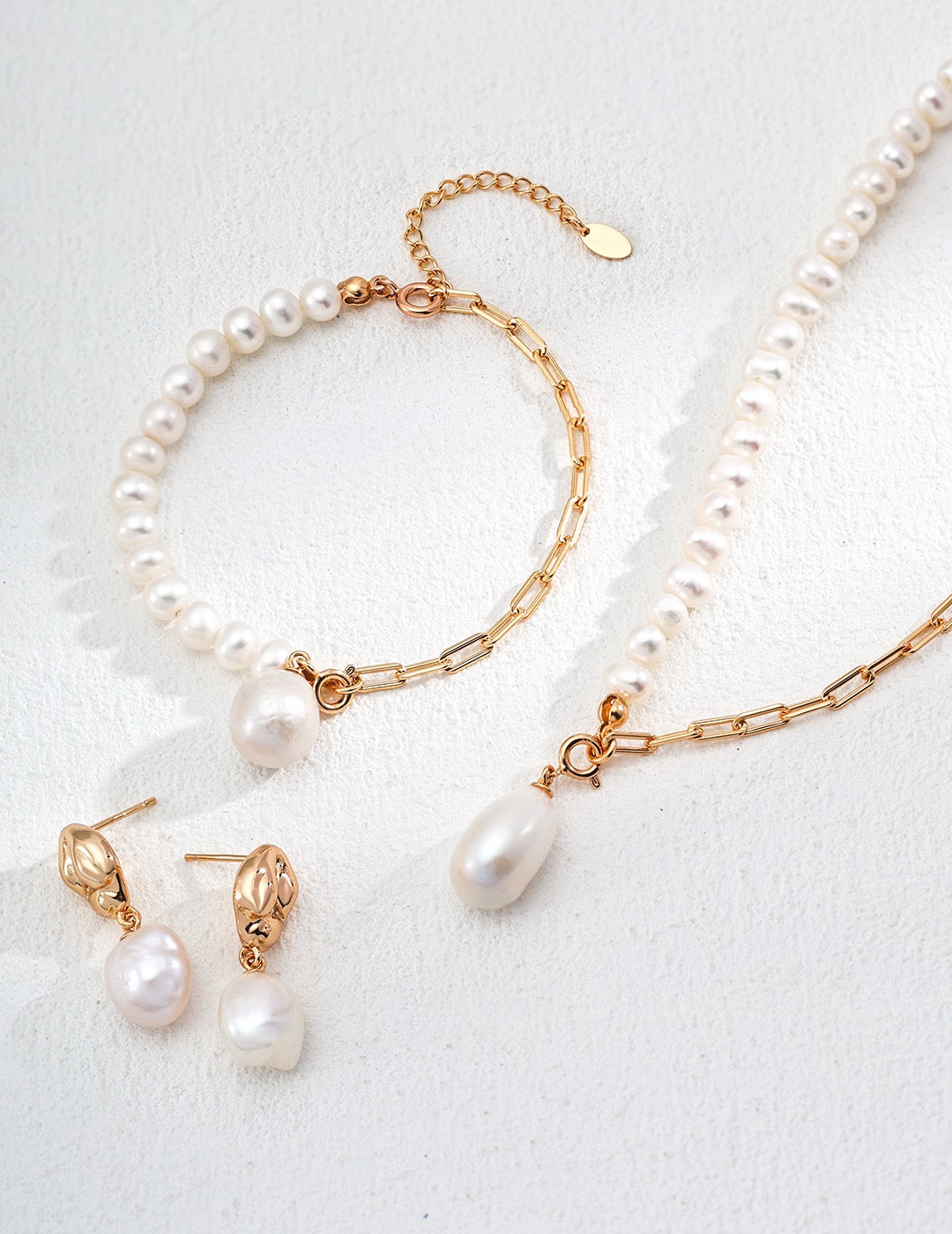 Pearl and chain bracelet
