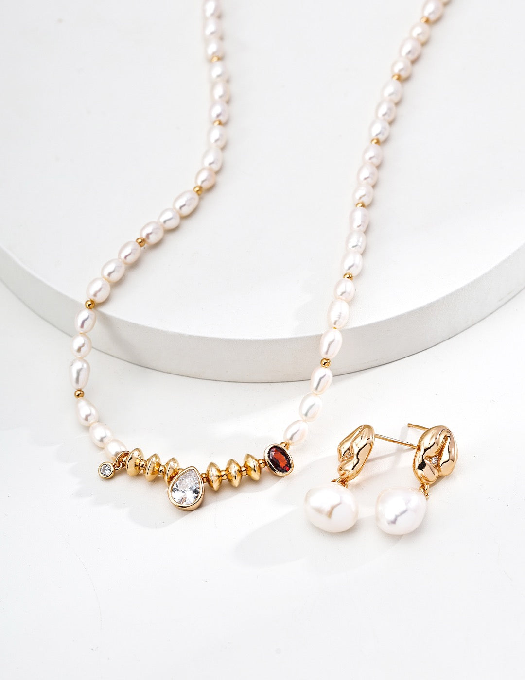 Vintage Pearl Elegance Necklace