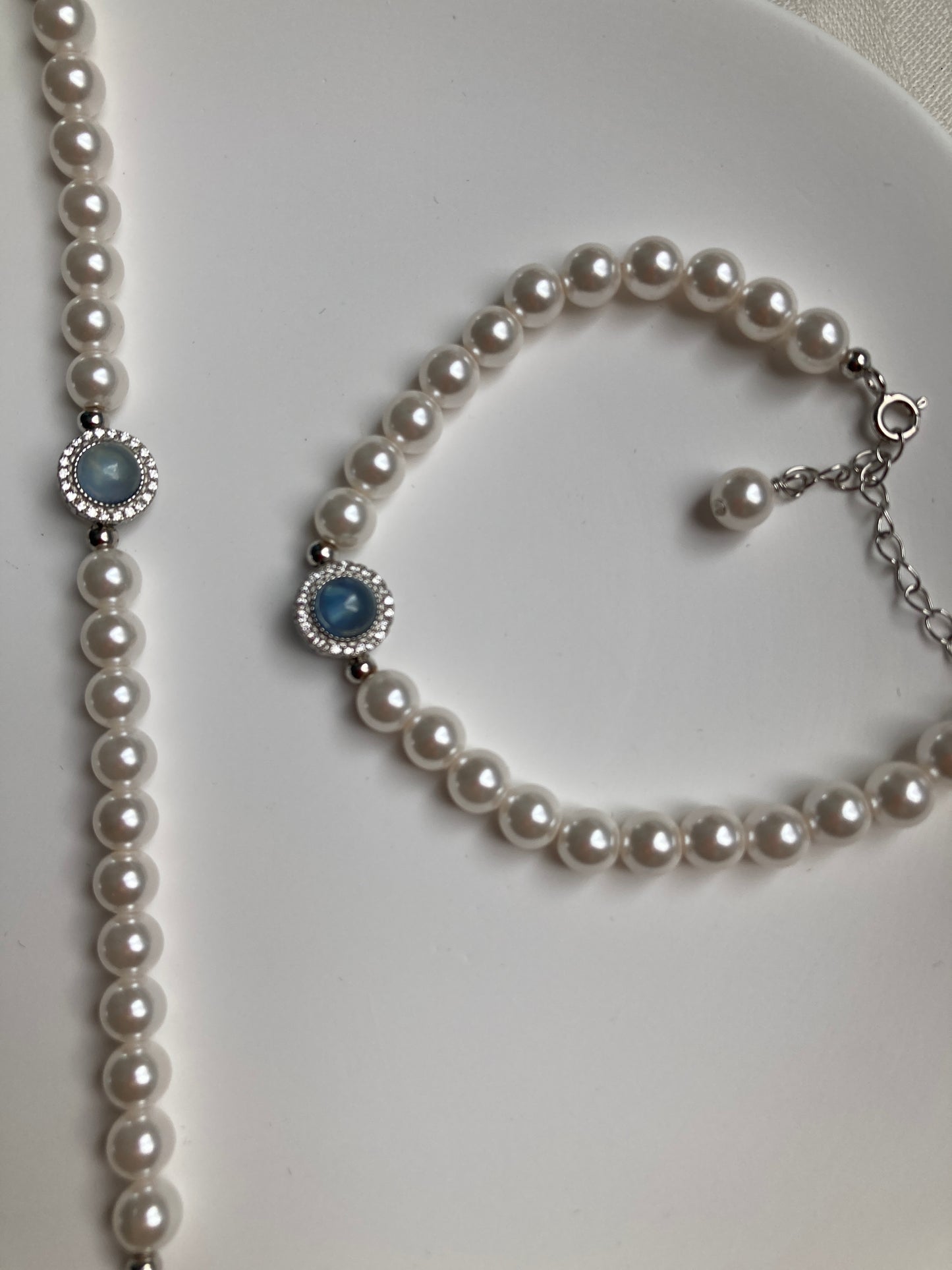 Pearl bracelet with blue gemstone