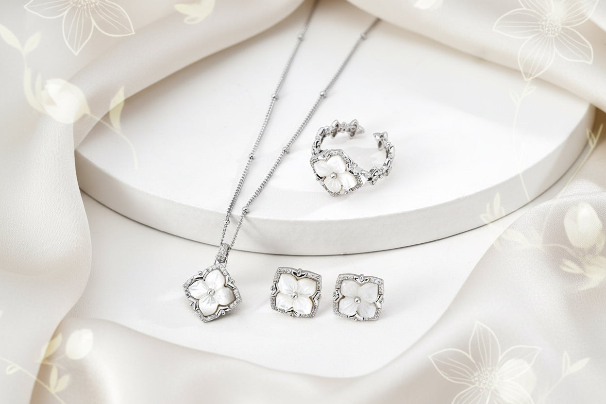 Mother-of-Pearl Flower Pendant Necklace in 925 Sterling Silver