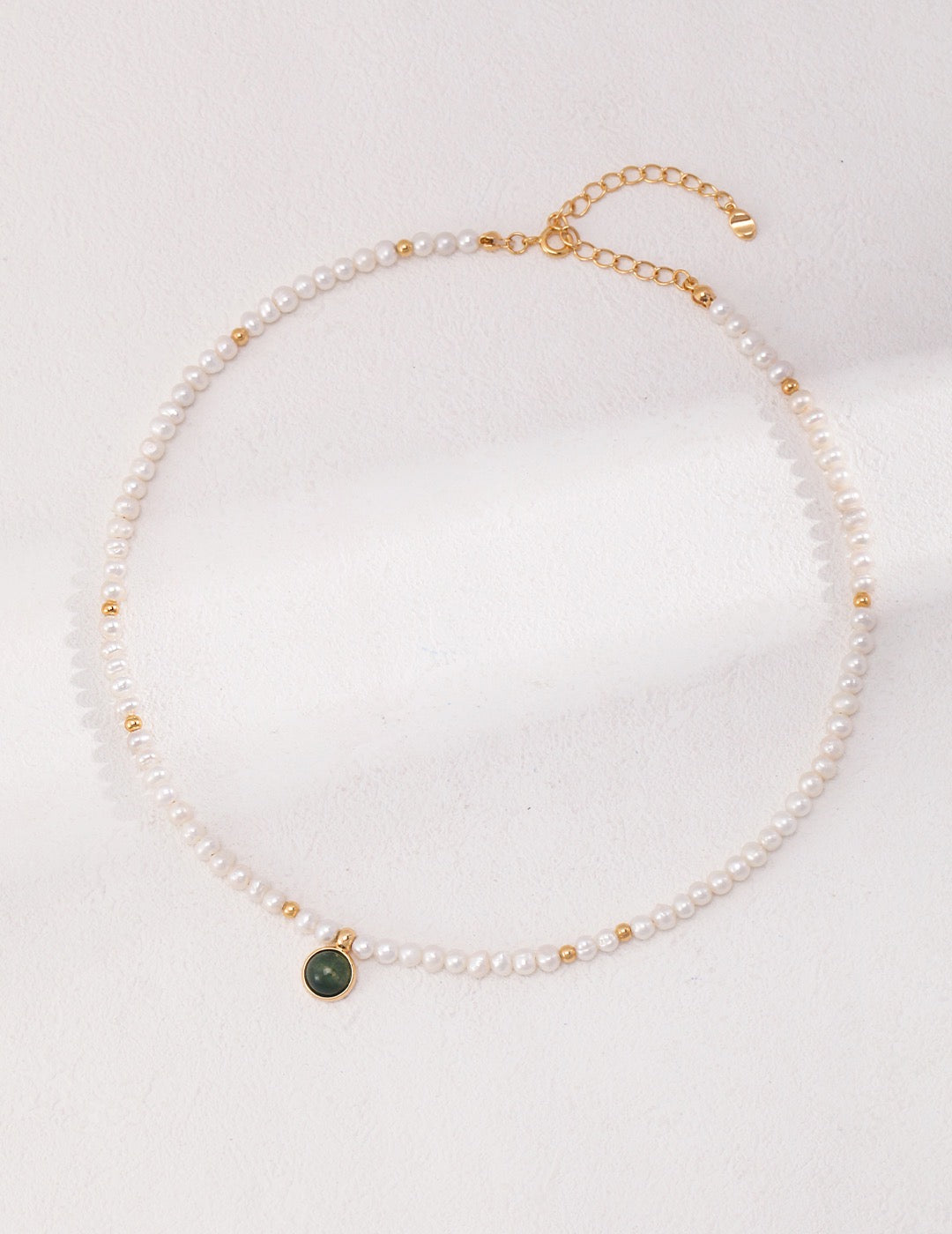 Pearl necklace with moss agate pendant