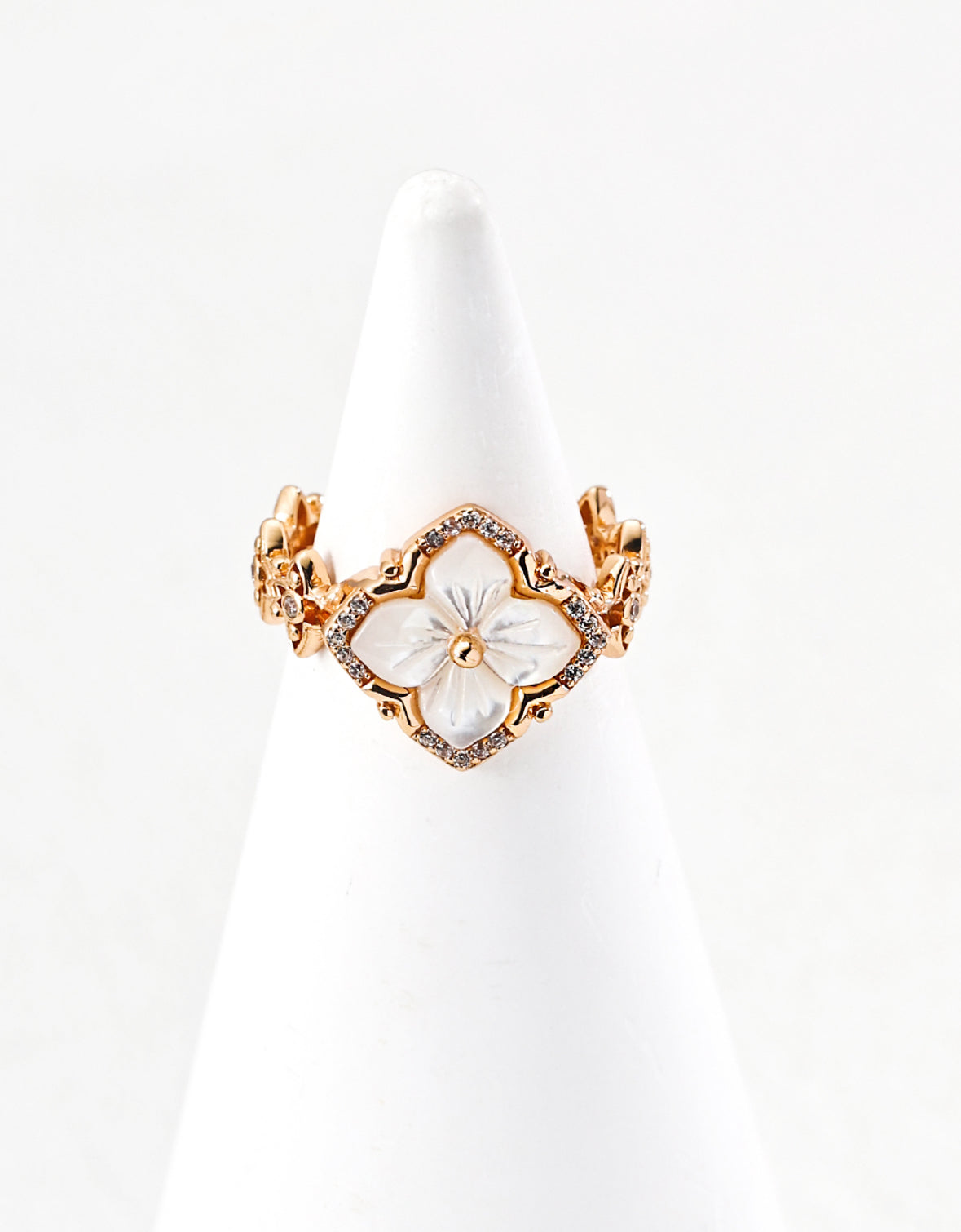 Mother of Pearl Floral Ring in S925 Sterling Silver, Adjustable