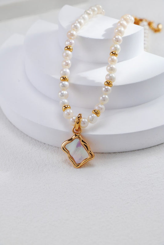 White Seashell Pendant Pearl Necklace