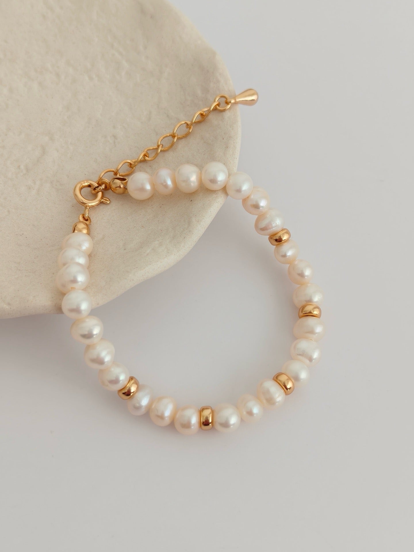 White Seashell Pendant Pearl Necklace and Bracelet