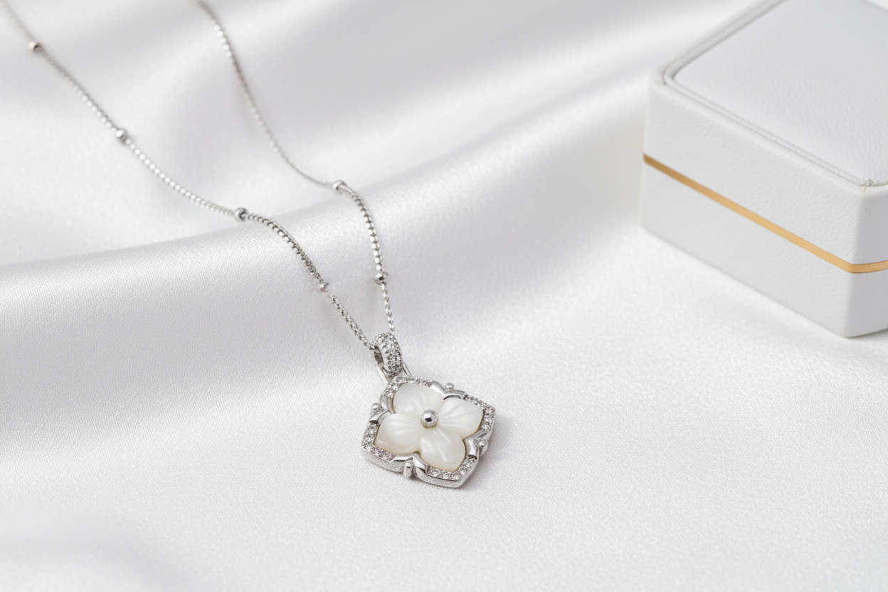Mother-of-Pearl Flower Pendant Necklace in 925 Sterling Silver