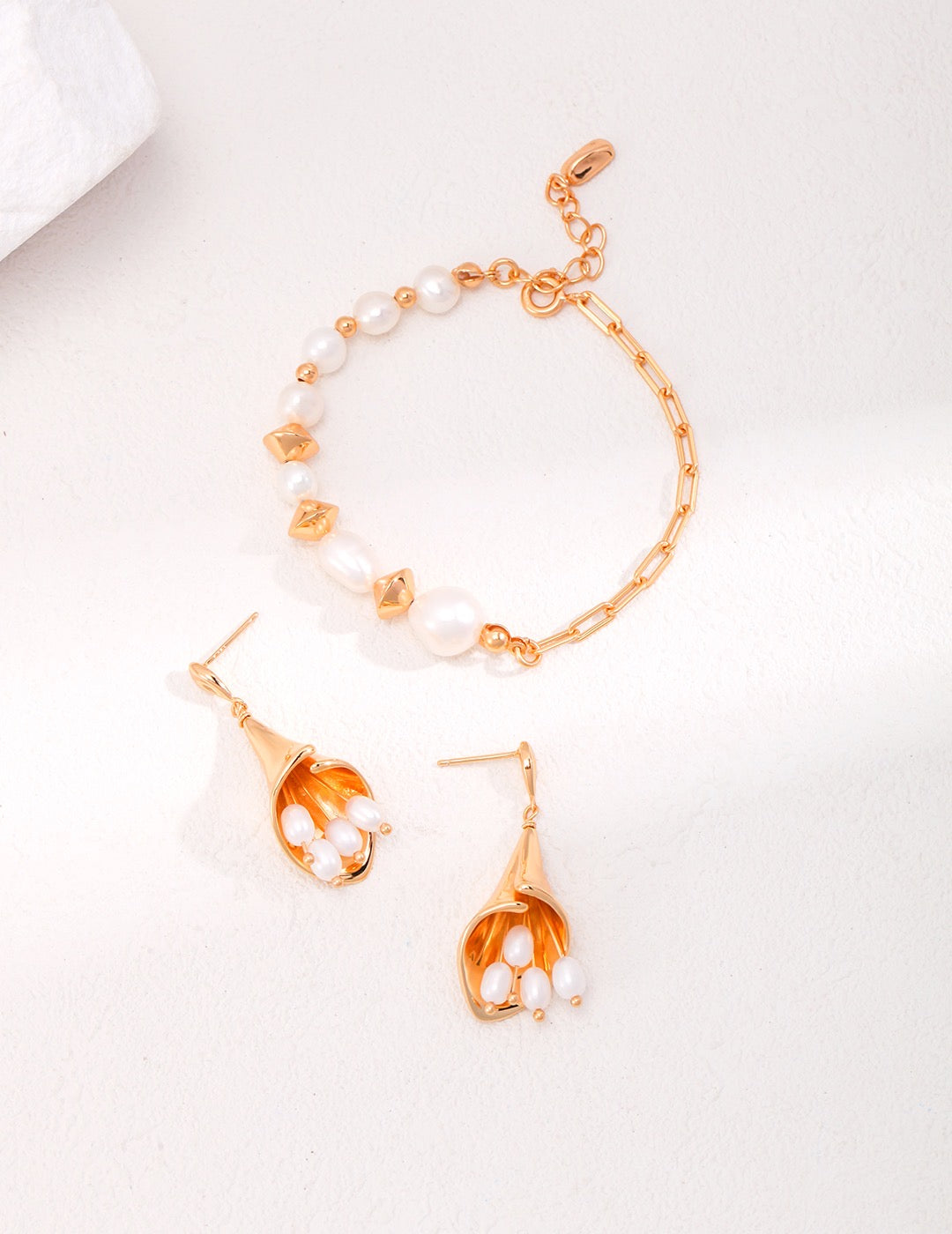 Gala lily pearl earrings