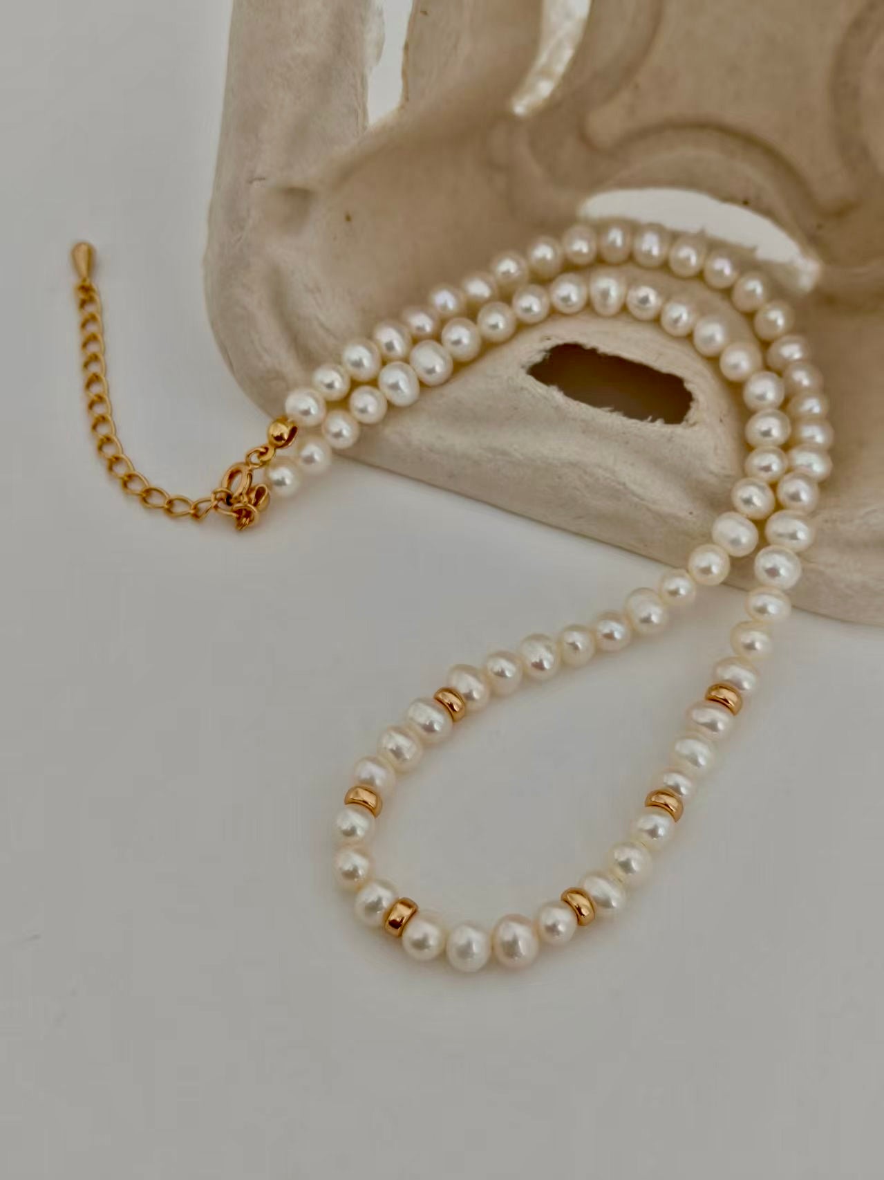 White Seashell Pendant Pearl Necklace and Bracelet