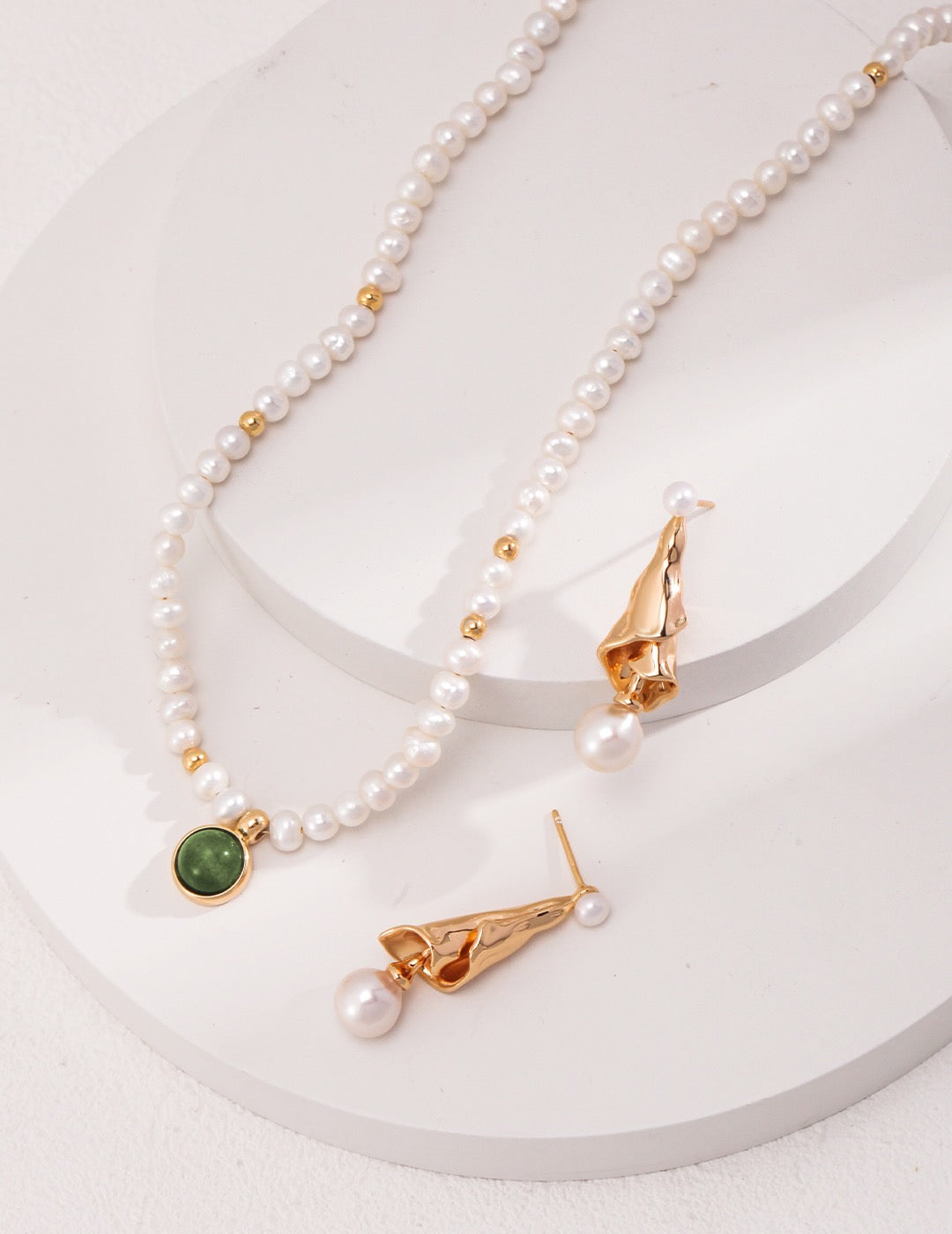 Pearl necklace with moss agate pendant