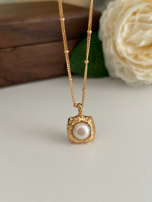 Lustre Elegance Pendant Necklace