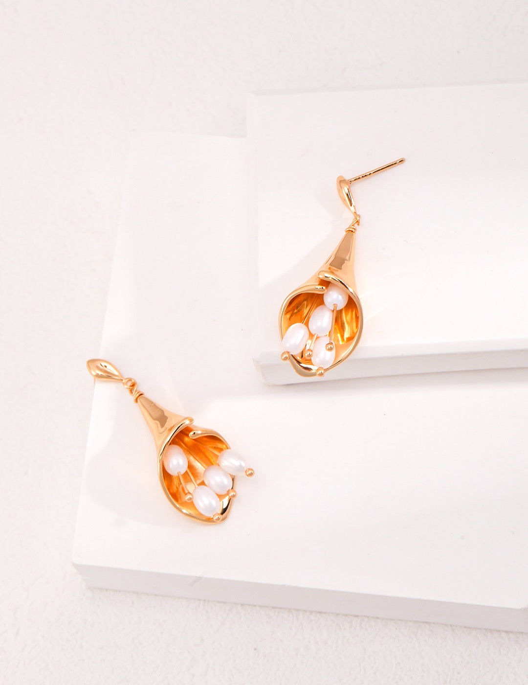 Gala lily pearl earrings