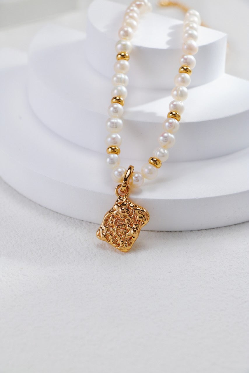 White Seashell Pendant Pearl Necklace