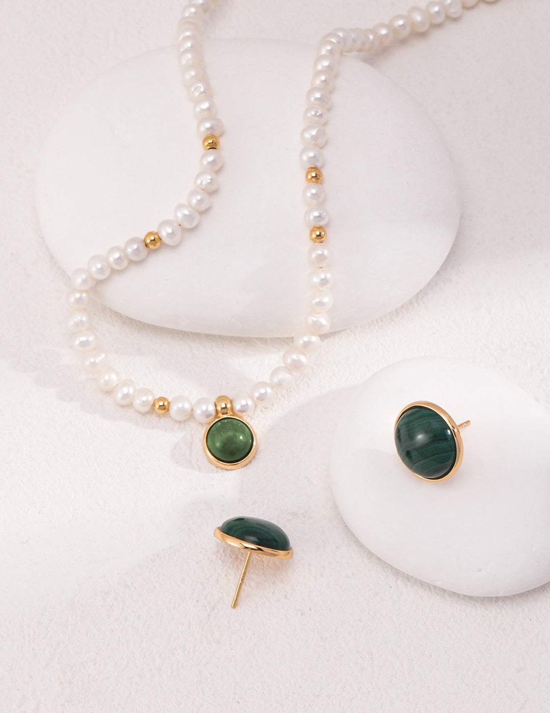Pearl necklace with moss agate pendant