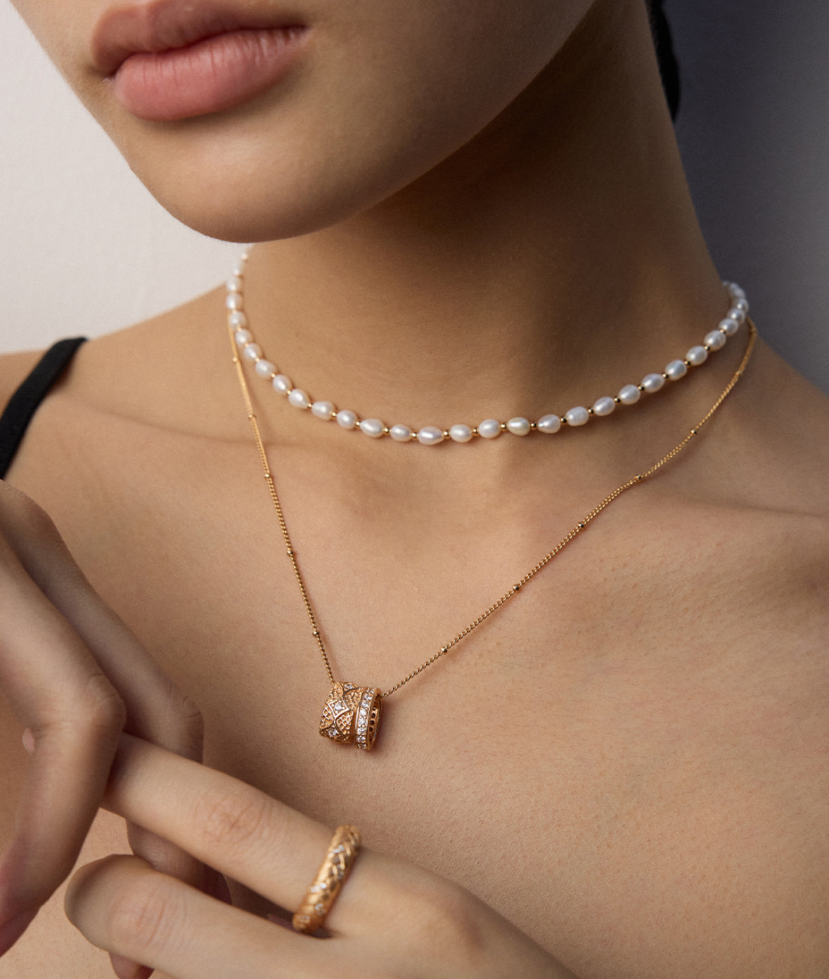 Minimalist Pearl Choker
