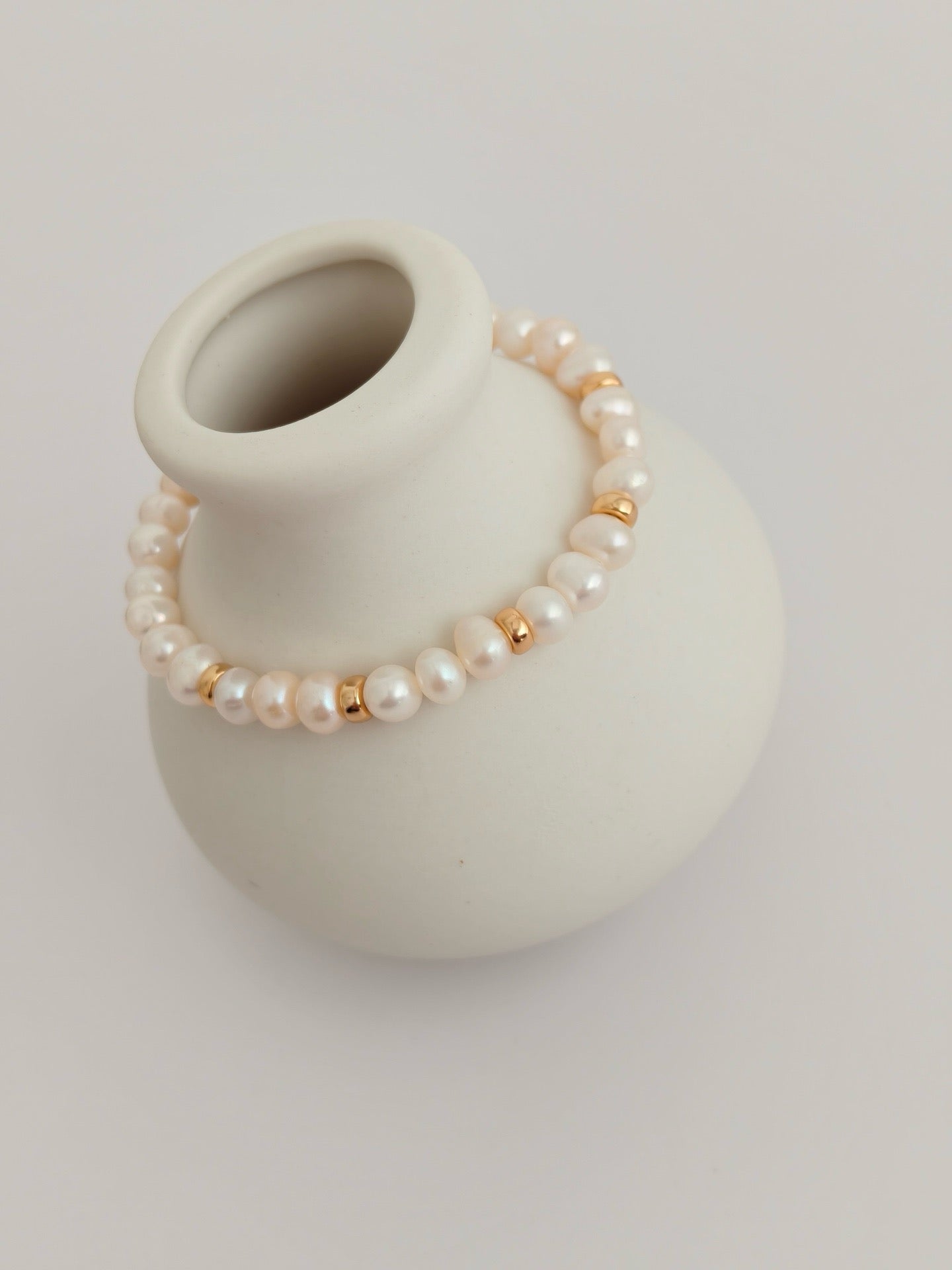 White Seashell Pendant Pearl Necklace and Bracelet