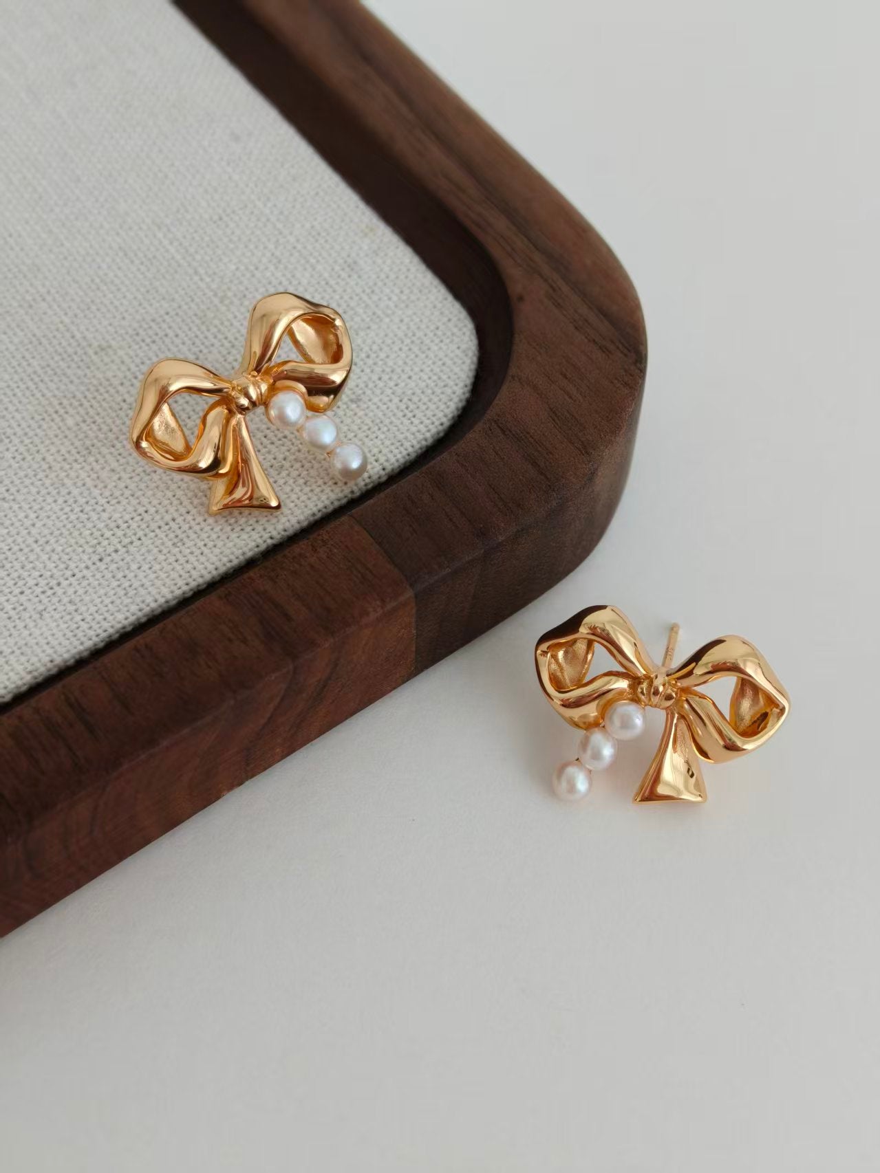 Vintage Bow Pearl Stud Earrings in 925 Sterling Silver – Gold or White Gold Finish