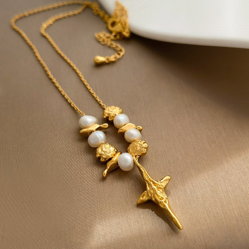 Cross pendant necklace