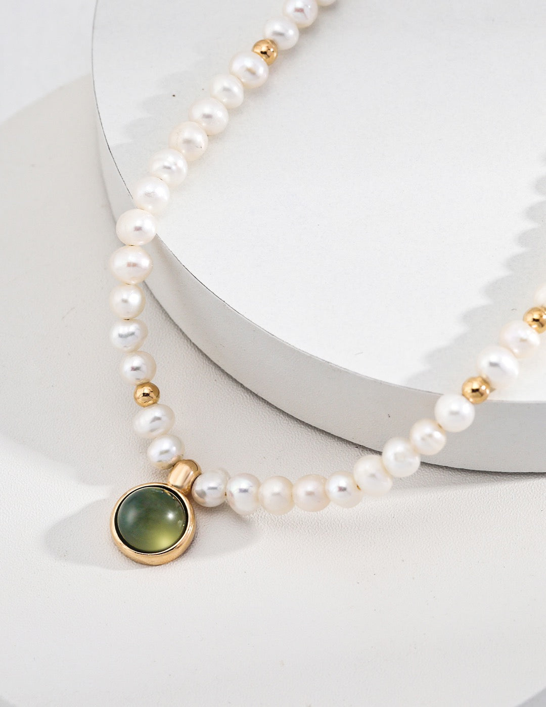Pearl necklace with moss agate pendant