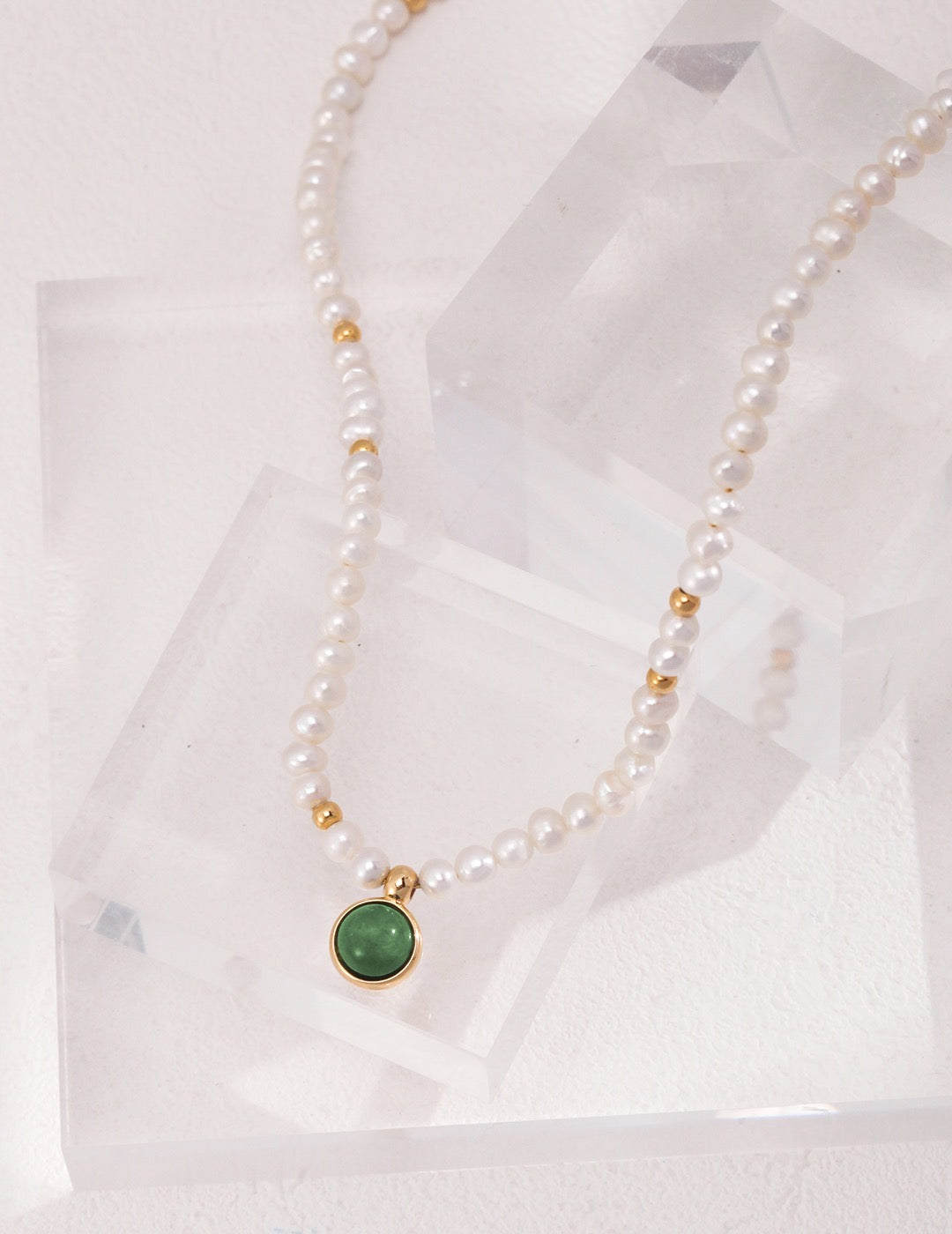 Pearl necklace with moss agate pendant
