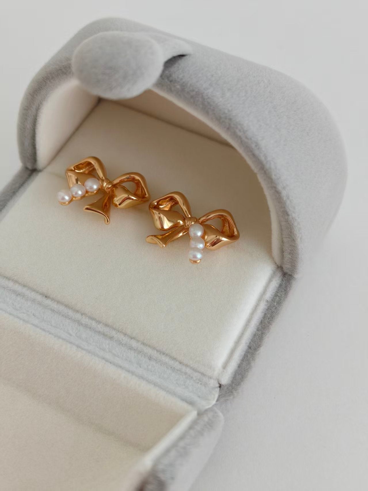 Vintage Bow Pearl Stud Earrings in 925 Sterling Silver – Gold or White Gold Finish