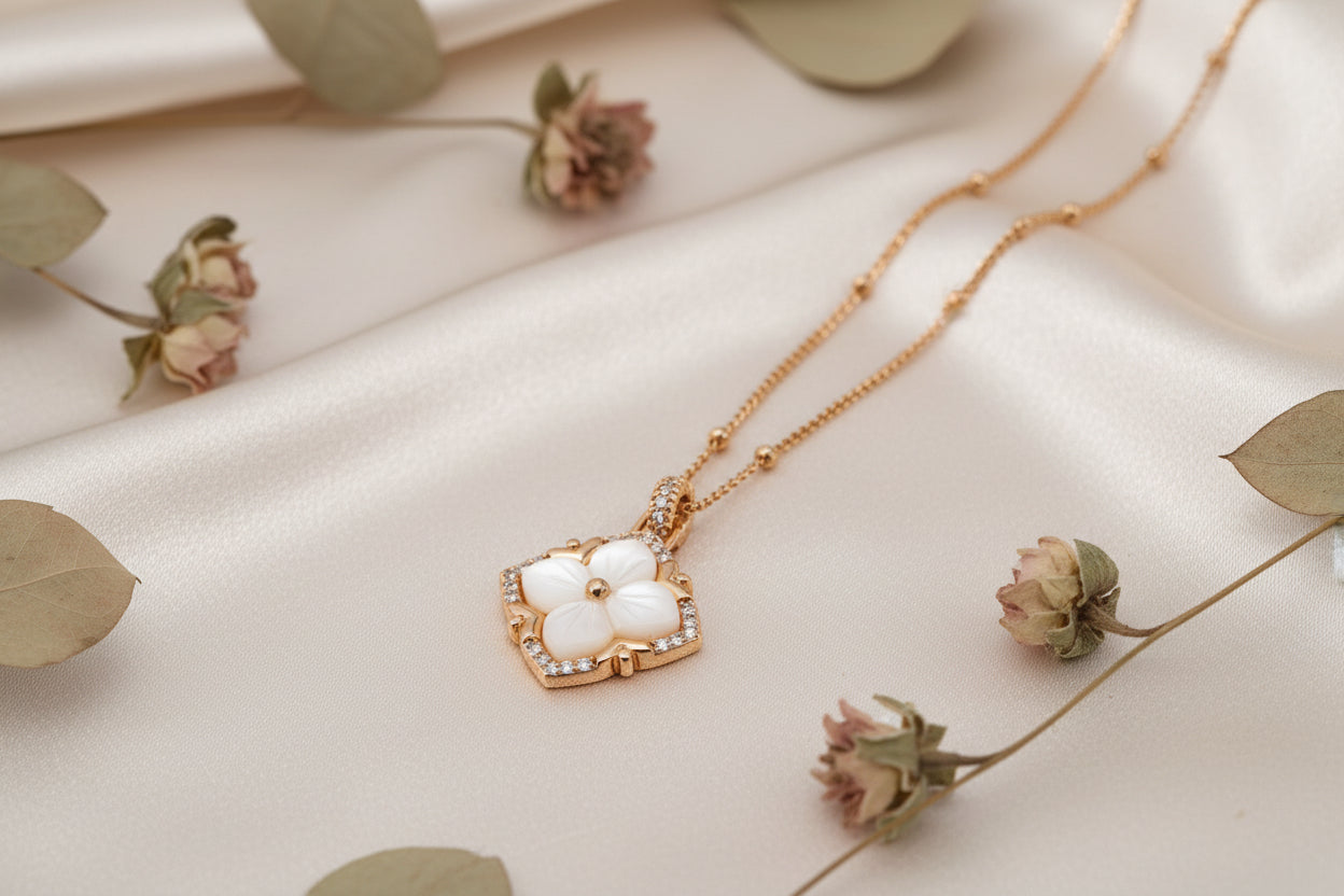 Mother-of-Pearl Flower Pendant Necklace in 925 Sterling Silver