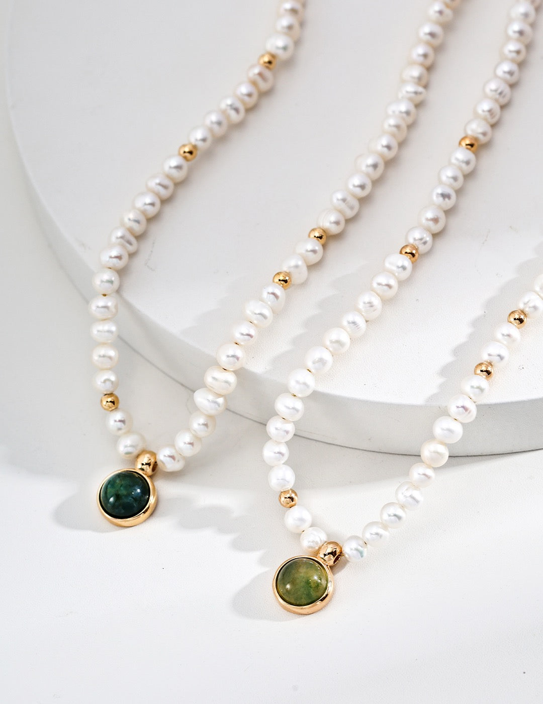 Pearl necklace with moss agate pendant