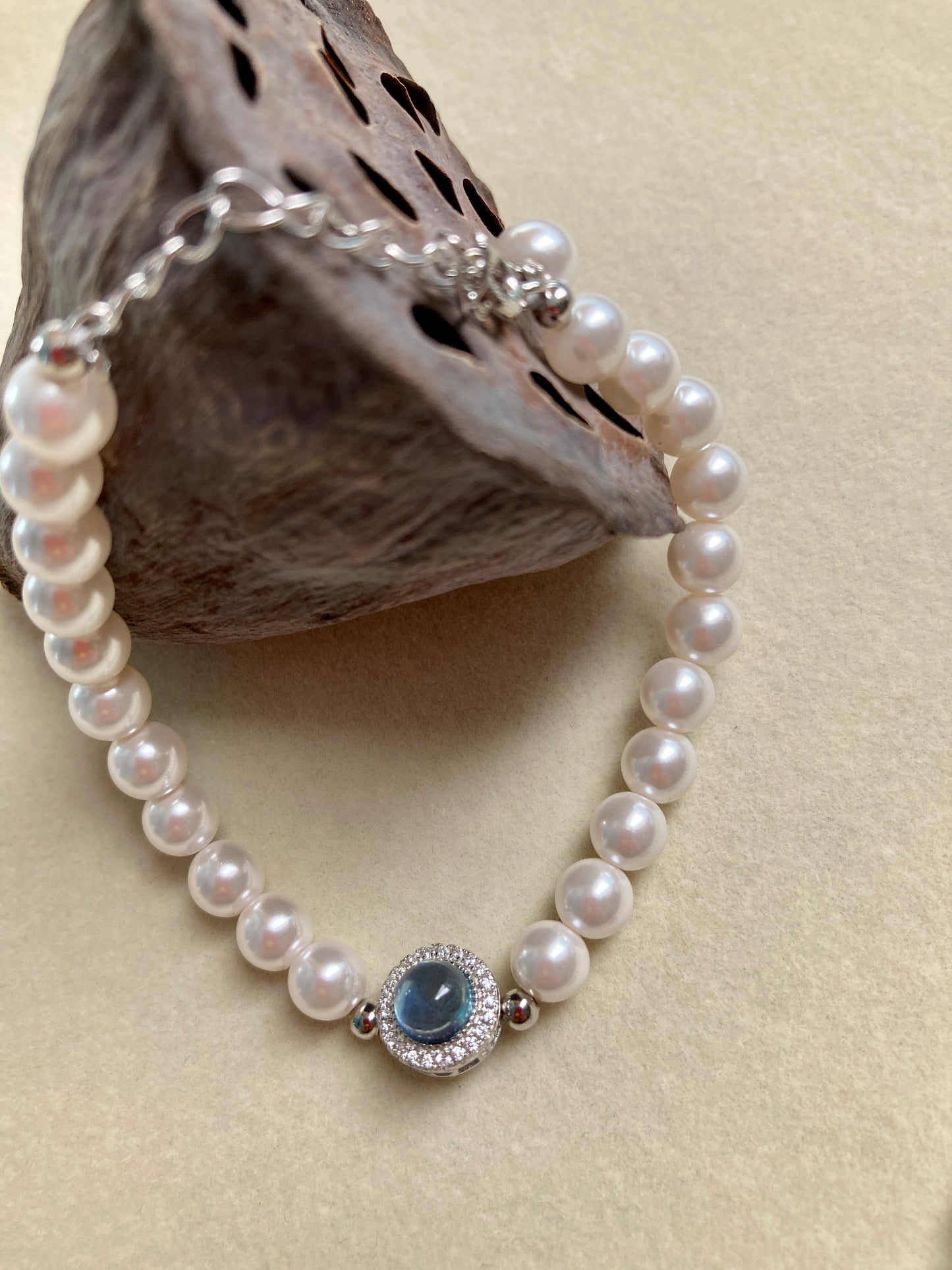 Pearl bracelet with blue gemstone