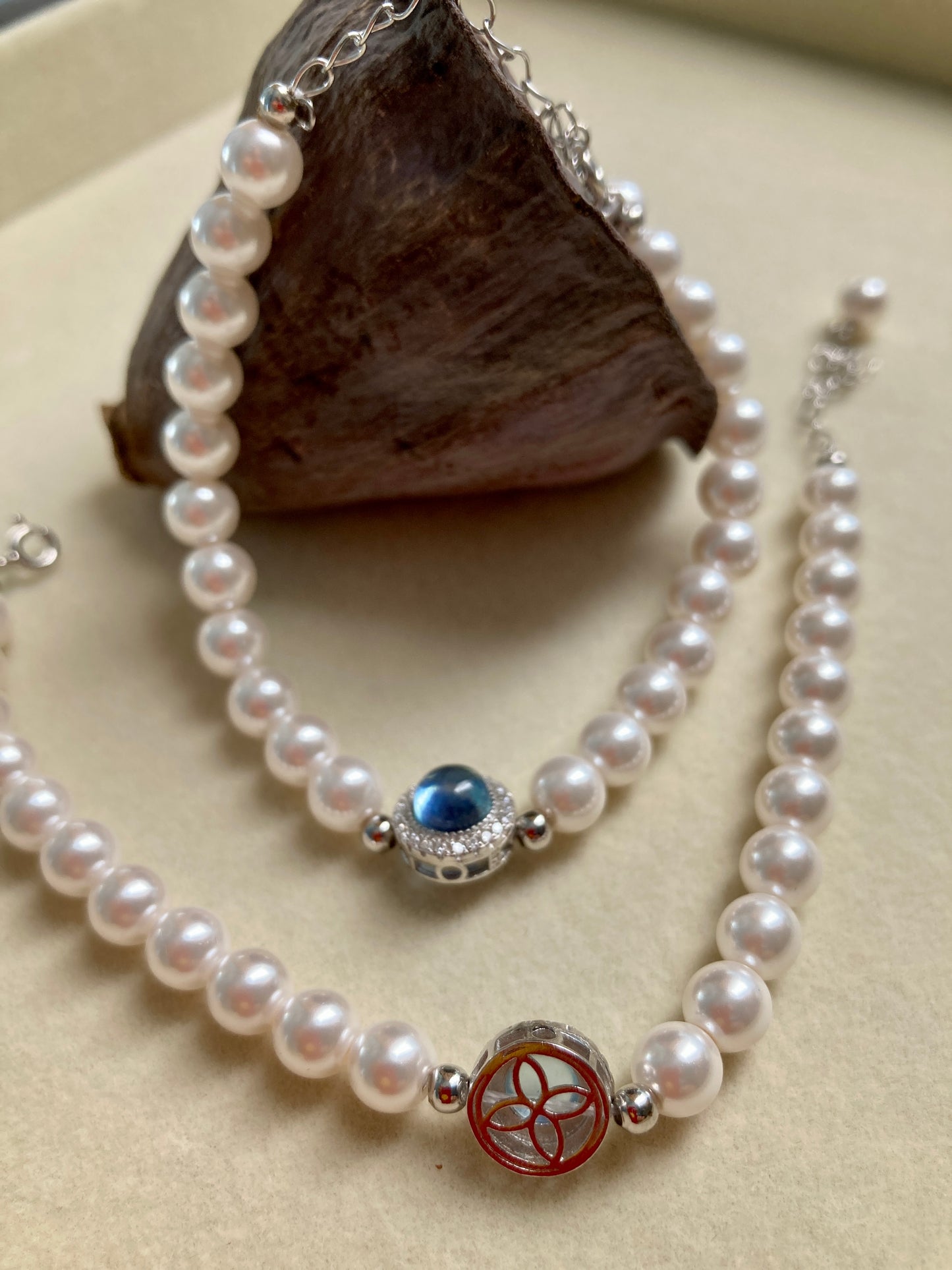 Pearl bracelet with blue gemstone